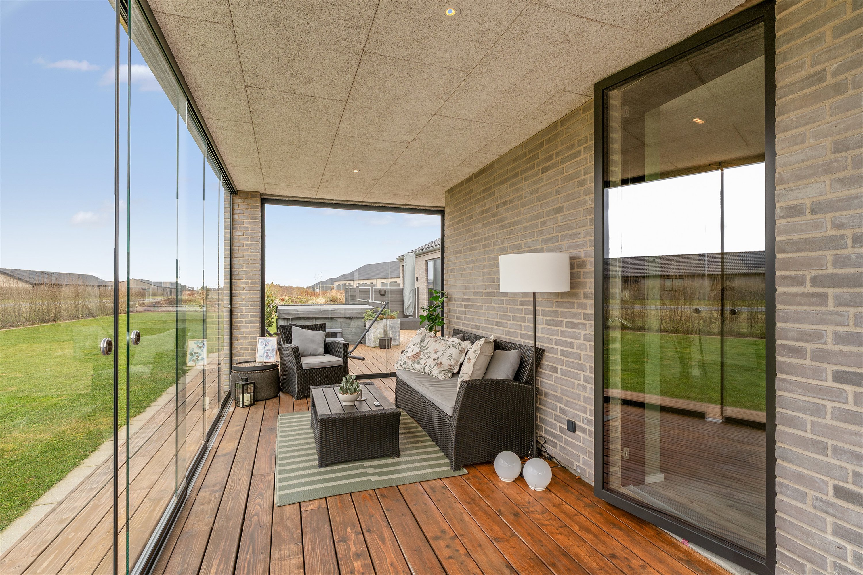 Fremhævet overdækket terrasse billede i fuldskærmstilstand. Billede af Sommerfuglen 3, 7190 Billund