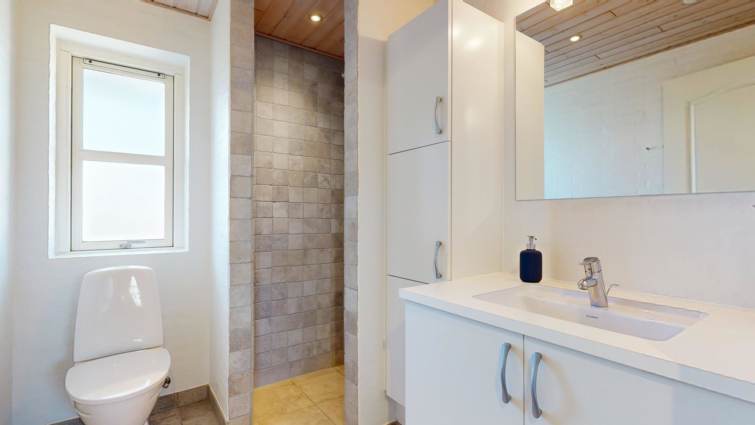 Fremhævet badeværelse billede i fuldskærmstilstand. Billede af Møldrupvej 1C, Yding, 8752 Østbirk