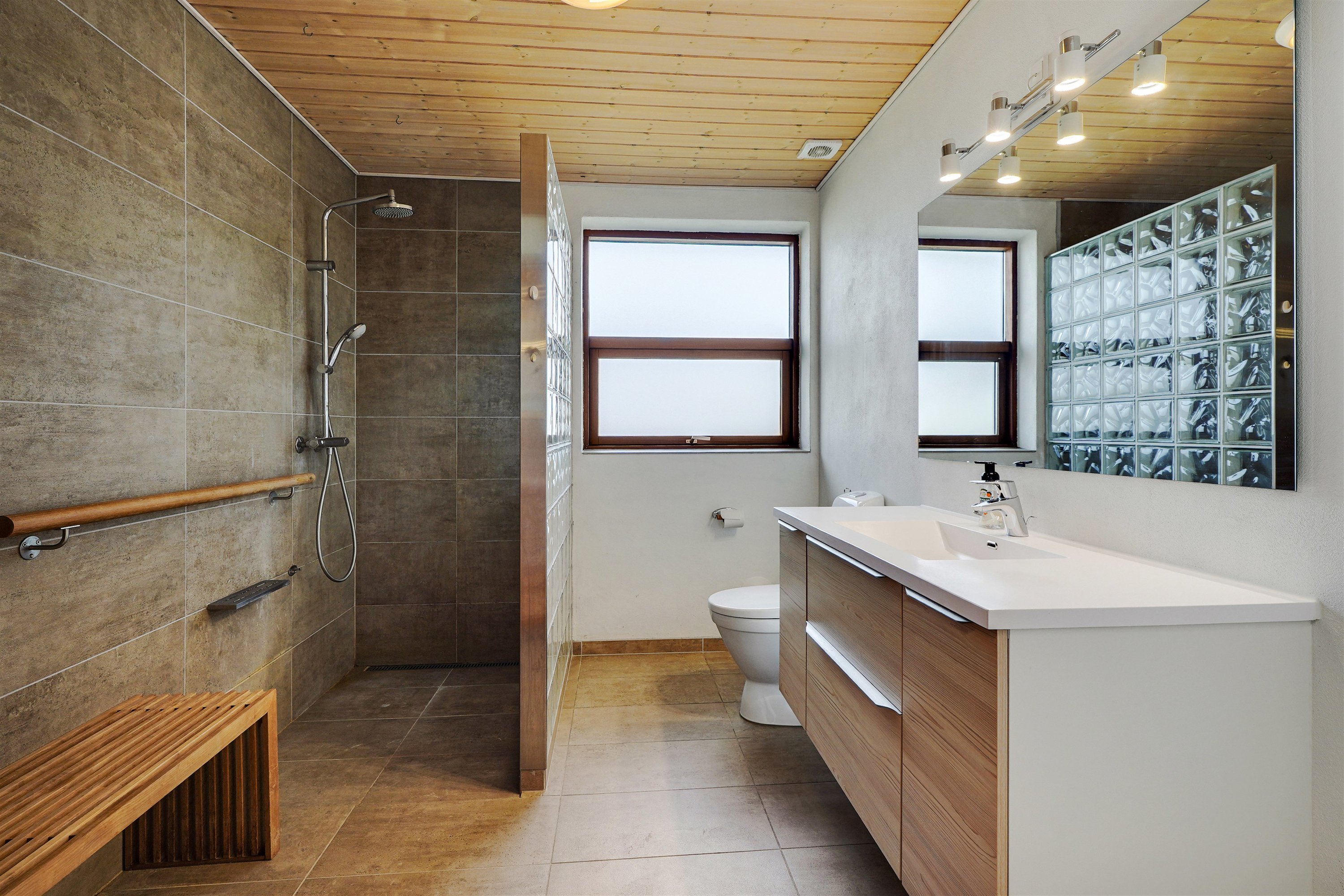 Fremhævet badeværelse billede i fuldskærmstilstand. Billede af Plougslundvej 169, 7190 Billund