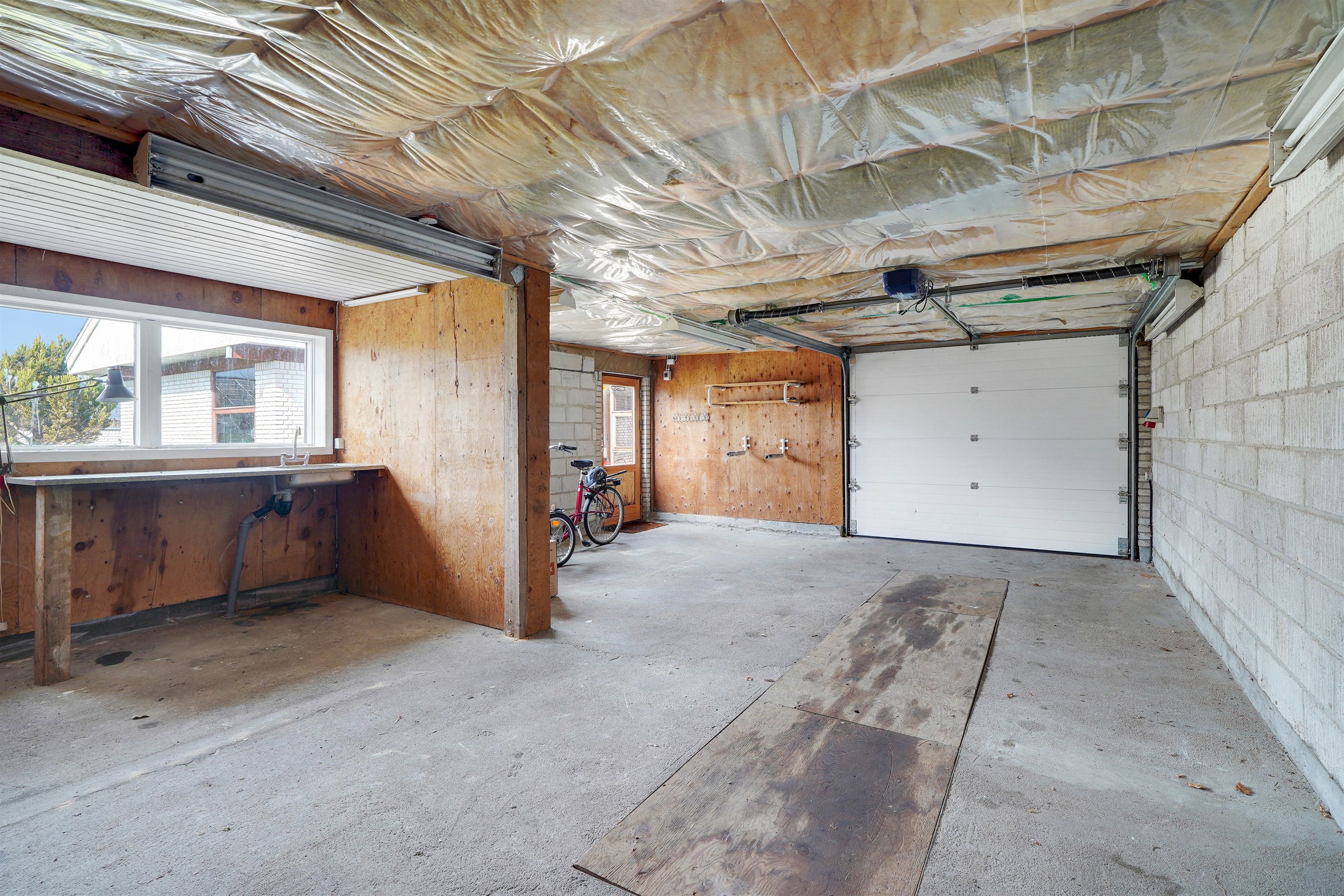 Fremhævet garage billede i fuldskærmstilstand. Billede af Plougslundvej 169, 7190 Billund