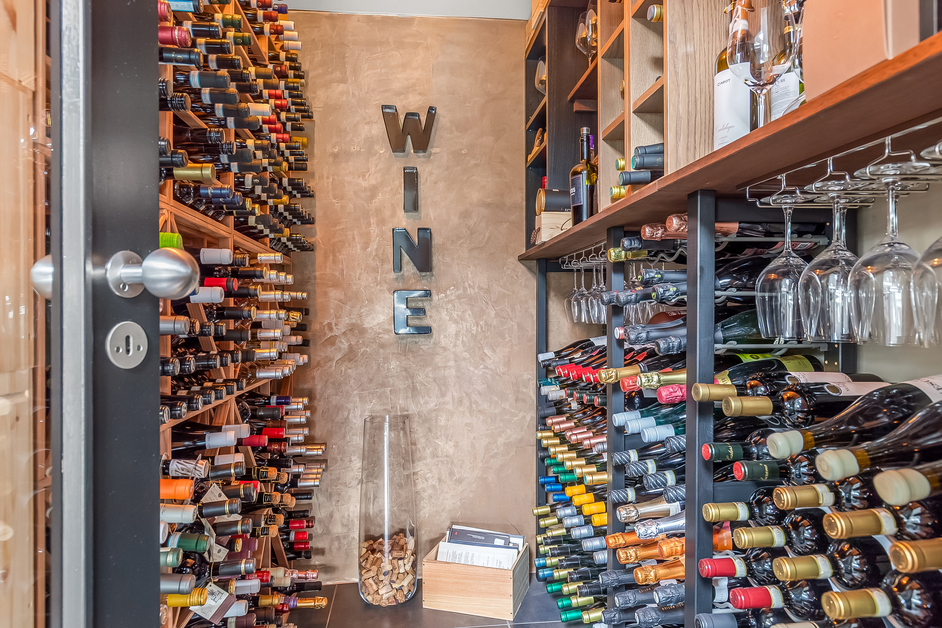 Fremhævet vinkælder billede i fuldskærmstilstand. Billede af Jupitervej 11, 7100 Vejle