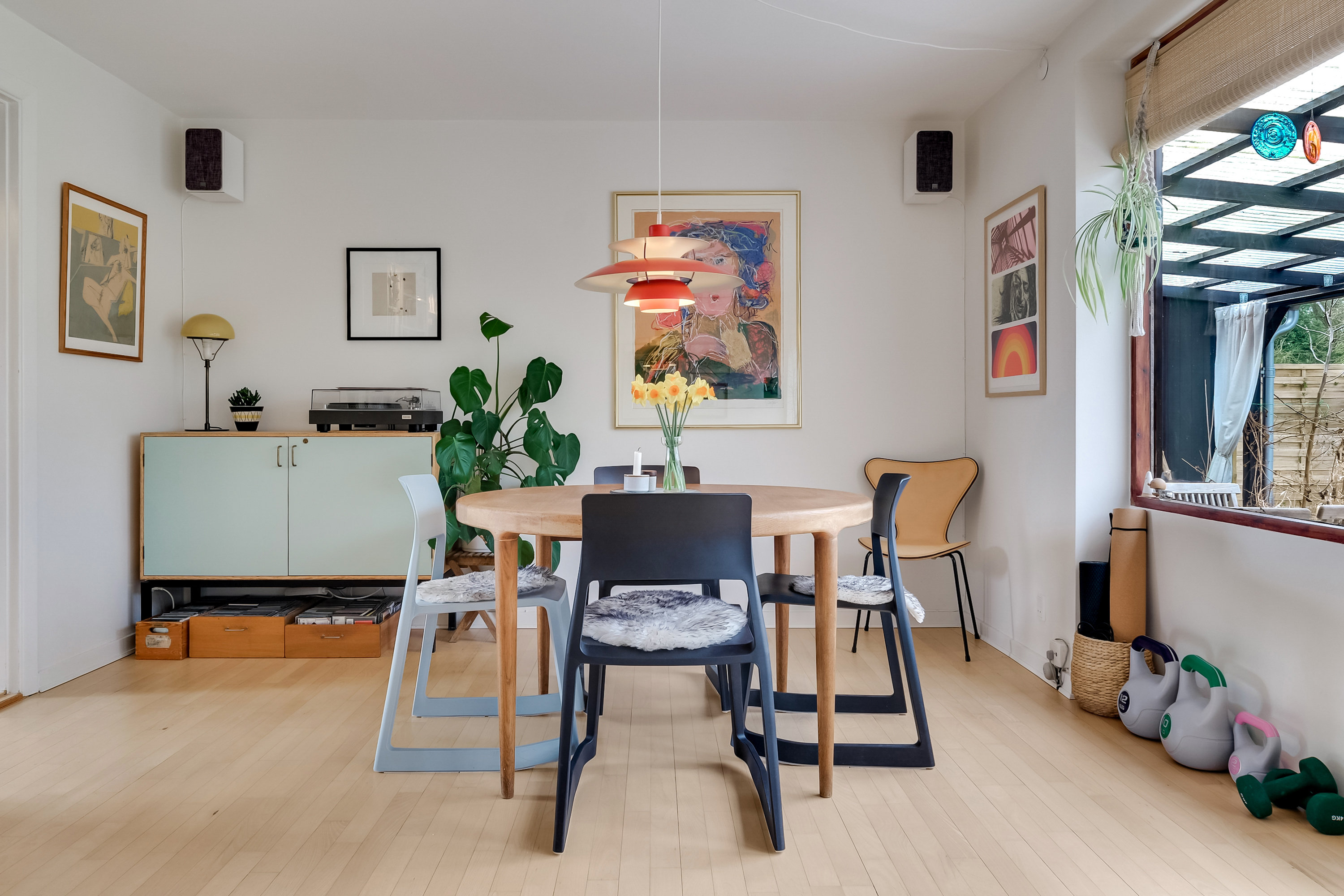 Fremhævet stue billede i fuldskærmstilstand. Billede af Arreskovvænget 18, 5230 Odense M