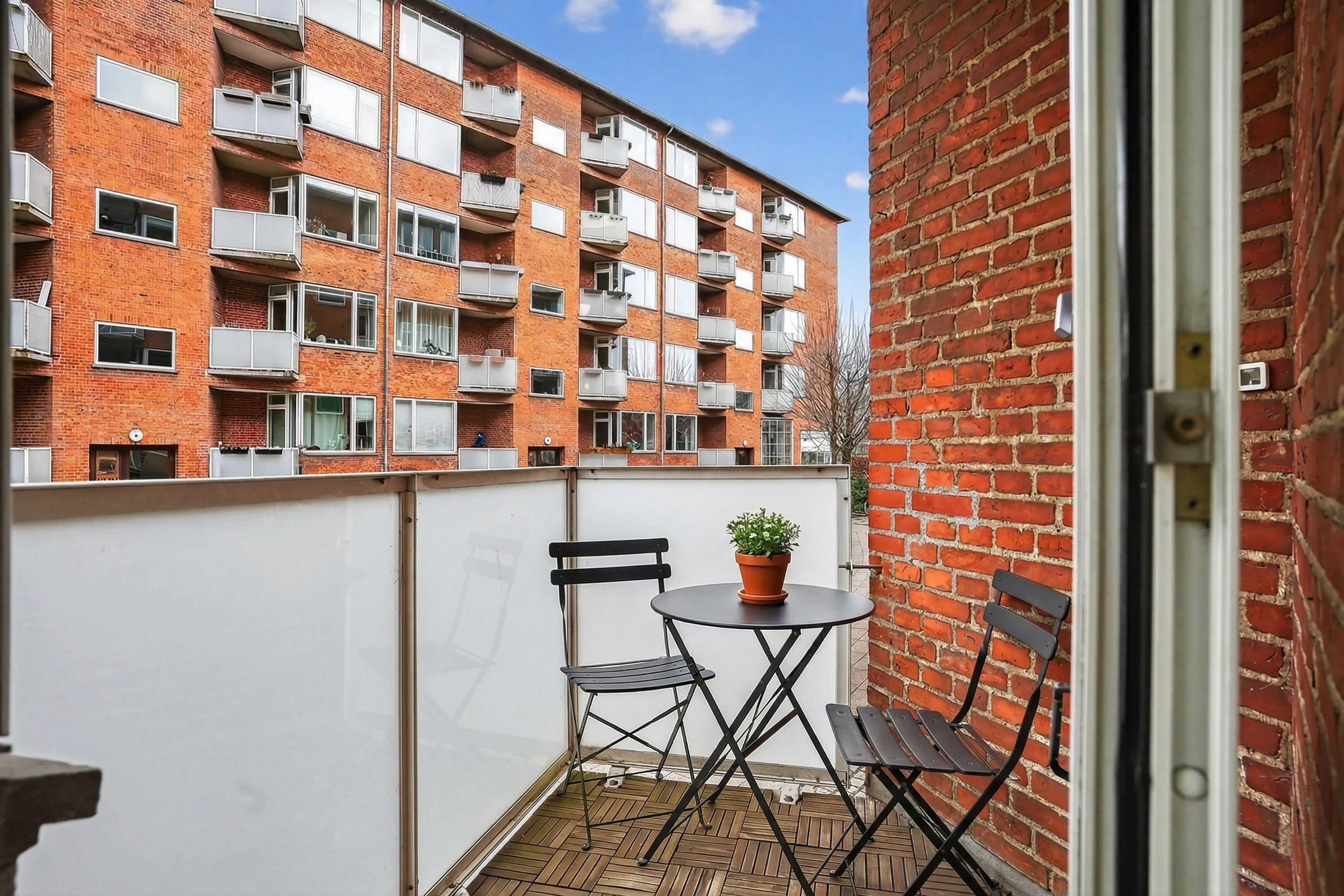 Fremhævet altan billede i fuldskærmstilstand. Billede af Ved Andebakken 5, st.. th., 2000 Frederiksberg