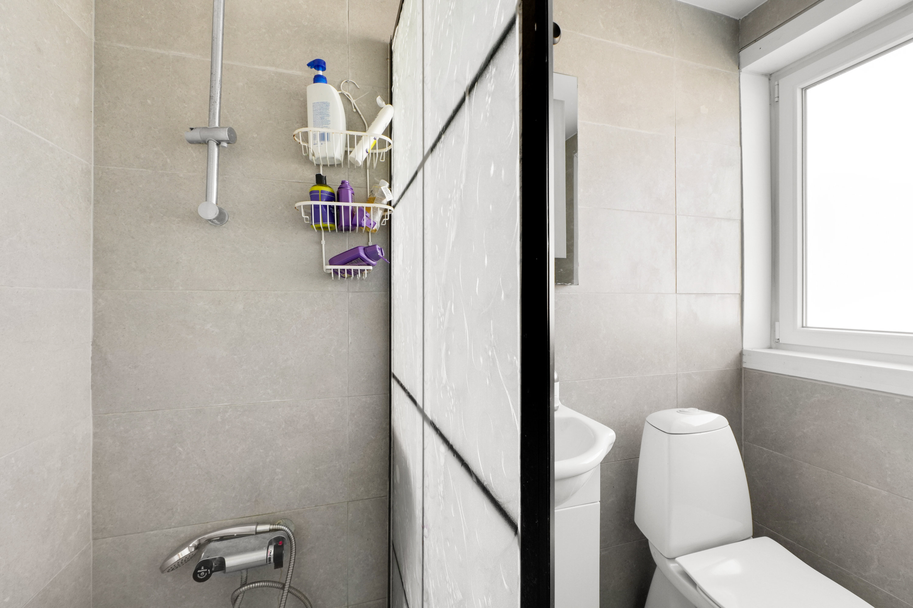 Fremhævet badeværelse billede i fuldskærmstilstand. Billede af Landlyst Vænge 19, 2635 Ishøj