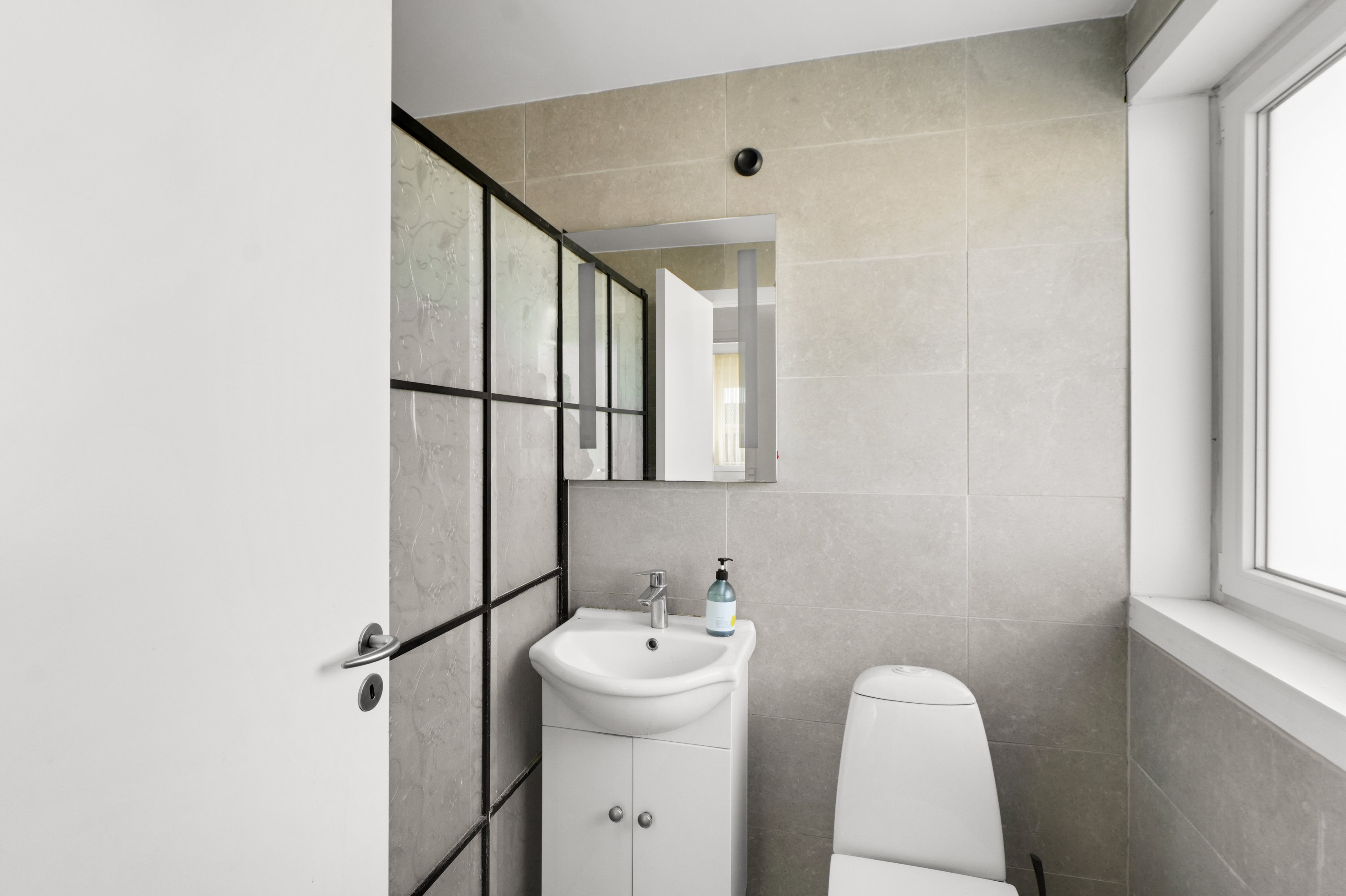 Fremhævet toilet billede i fuldskærmstilstand. Billede af Landlyst Vænge 19, 2635 Ishøj