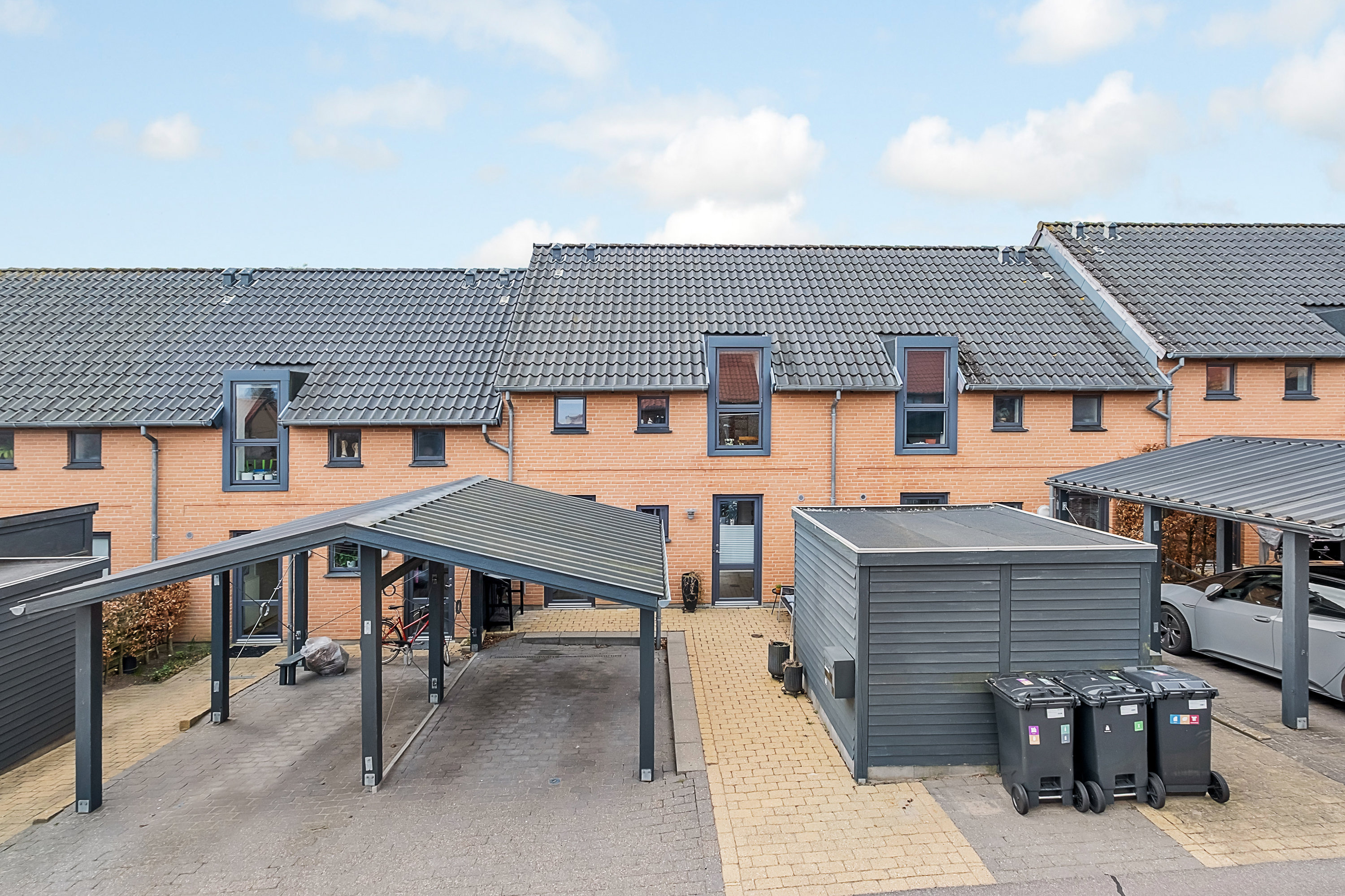 Fremhævet facade billede i fuldskærmstilstand. Billede af Ellebæk Parkvej 62, 8520 Lystrup