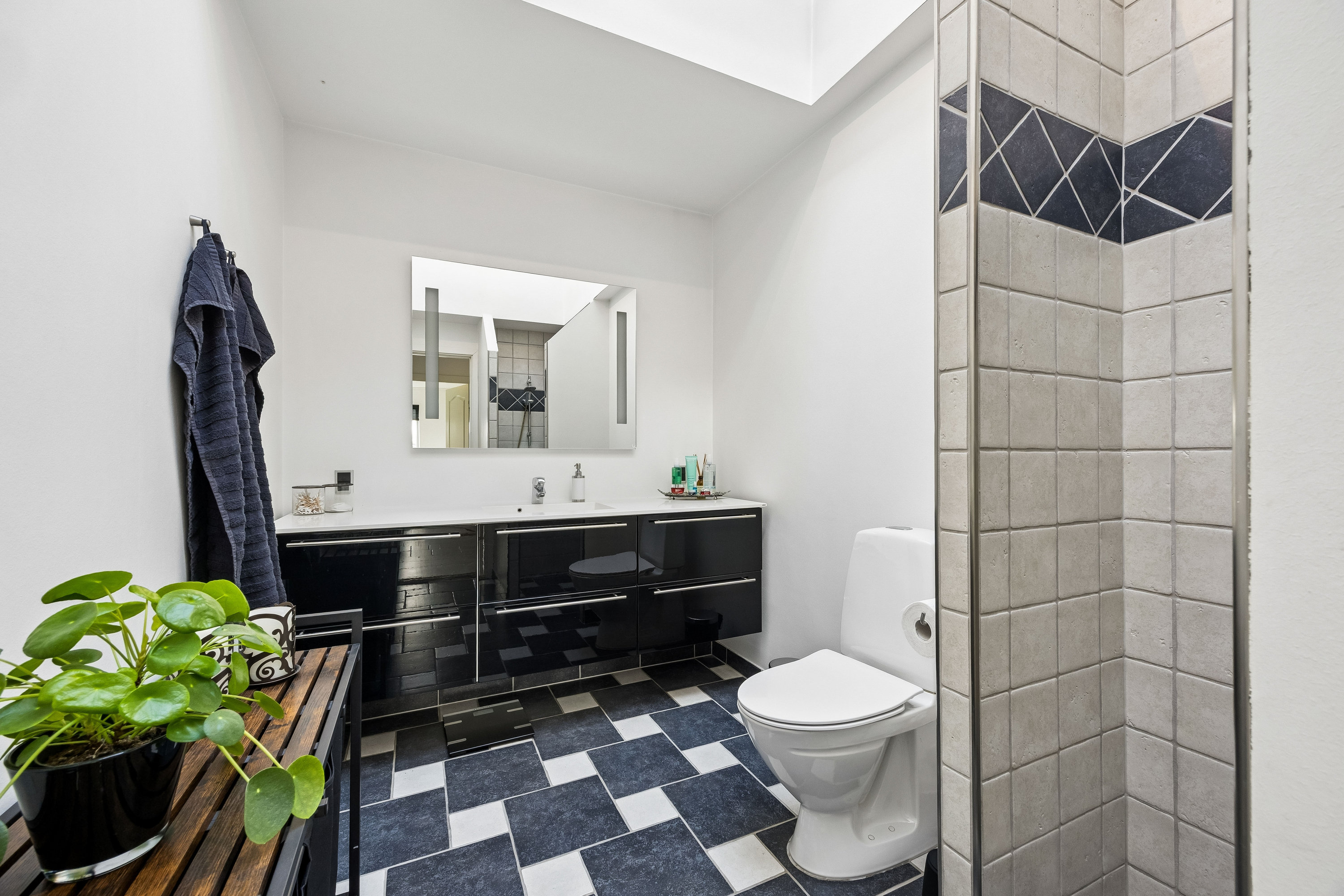 Fremhævet badeværelse billede i fuldskærmstilstand. Billede af Bygvænget 15, 4270 Høng