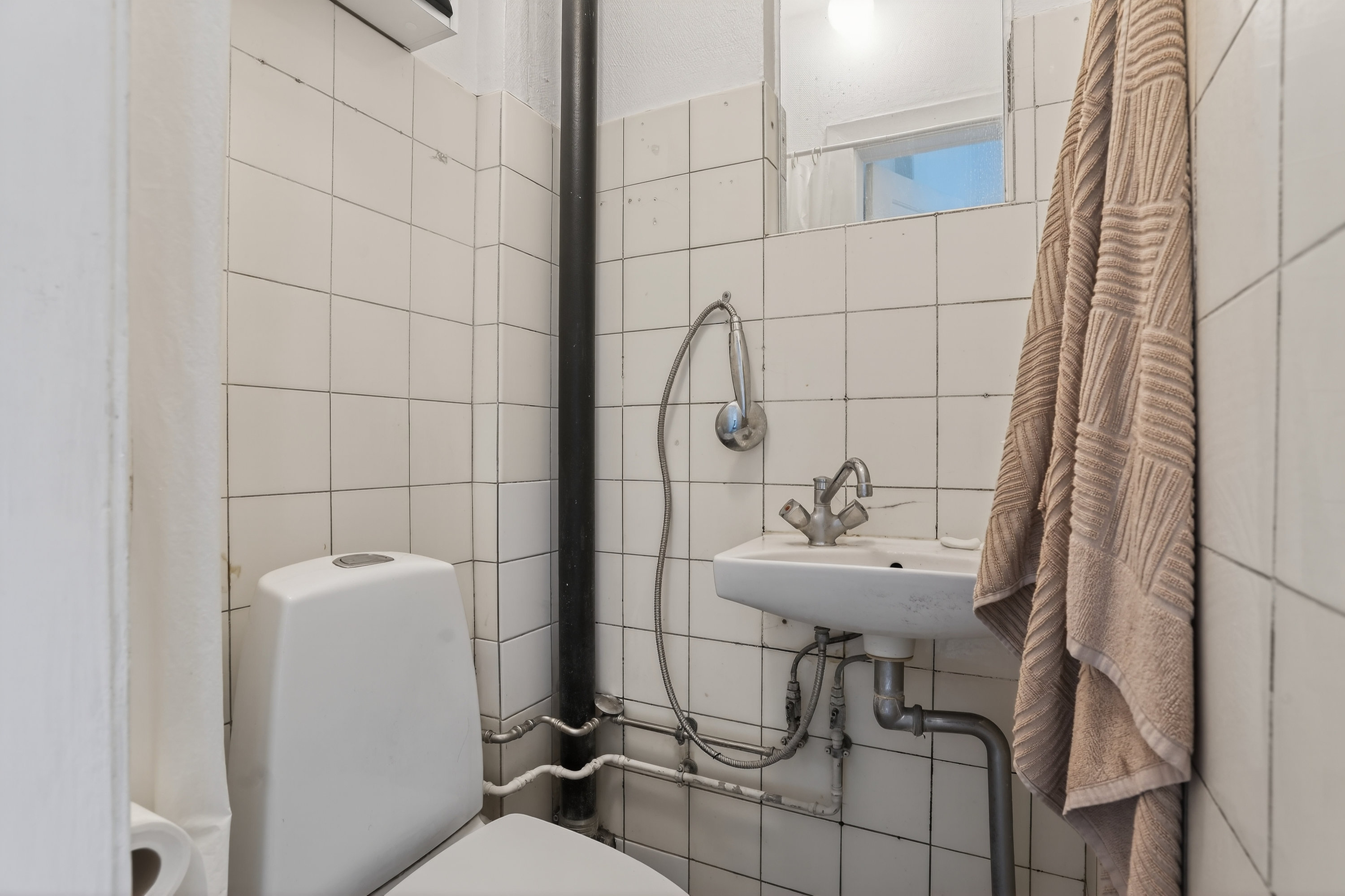 Fremhævet badeværelse billede i fuldskærmstilstand. Billede af Christianehøj 71, 1. th., 2860 Søborg