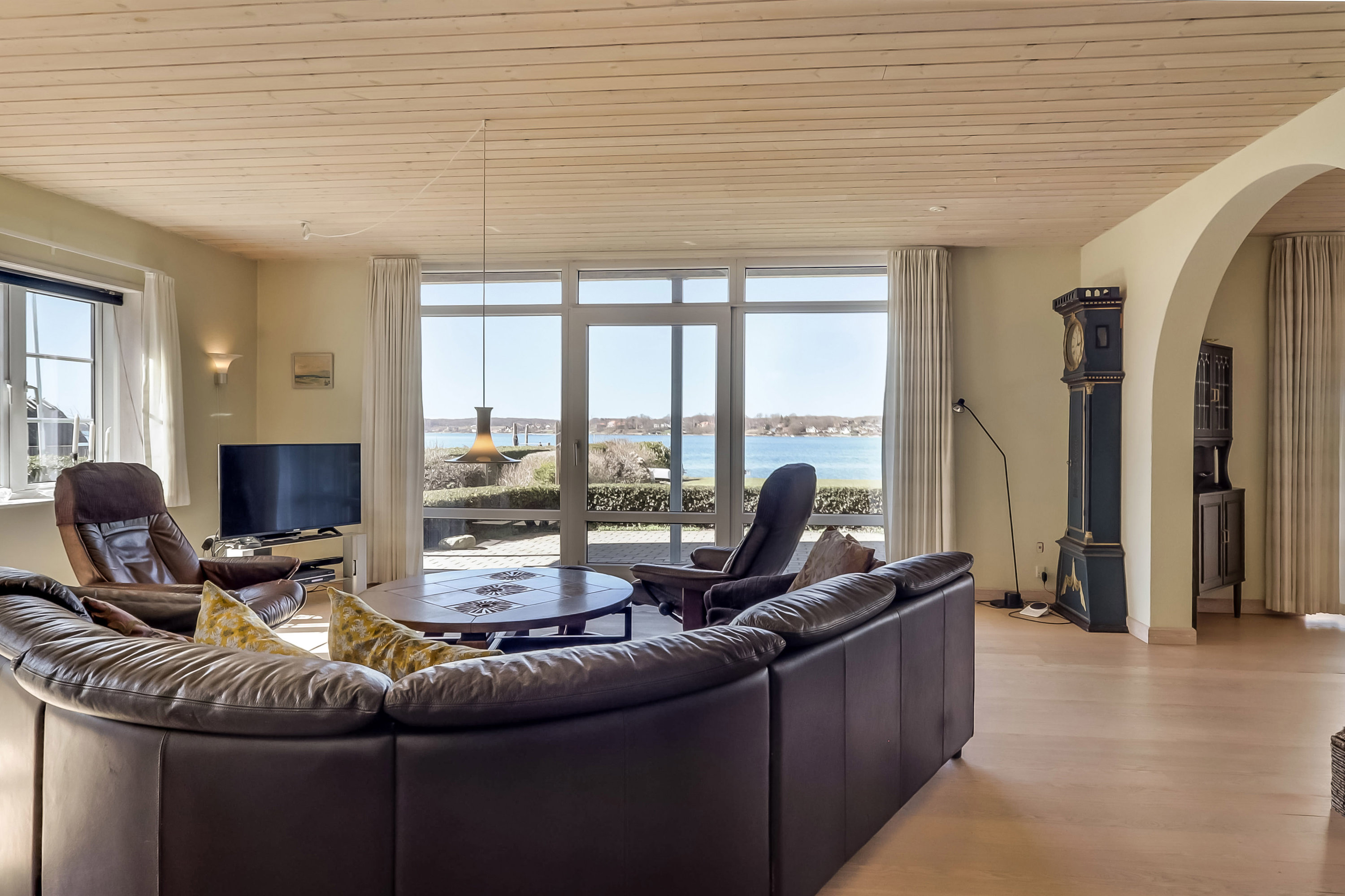 Fremhævet stue billede i fuldskærmstilstand. Billede af Tordenskjoldsvej 28, Tåsinge, 5700 Svendborg