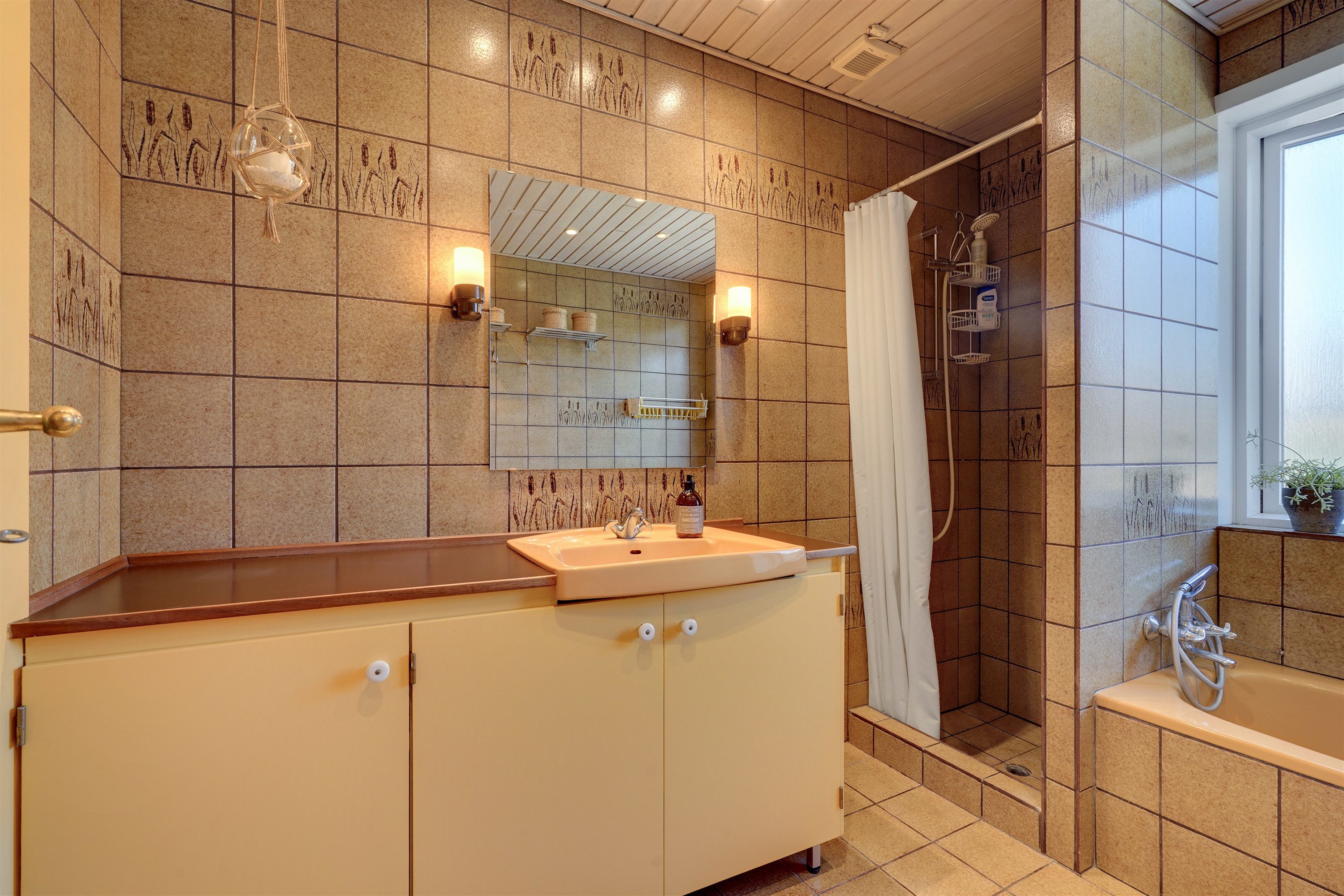 Fremhævet badeværelse billede i fuldskærmstilstand. Billede af Sønderager 7, 6731 Tjæreborg