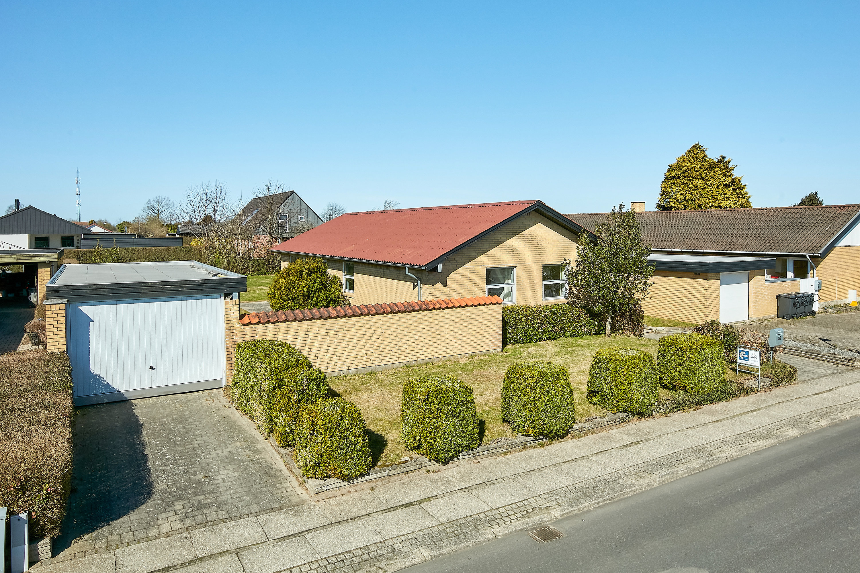 Villa: Set fra vejen på Toftevænget 16, Tyrsted, 8700 Horsens