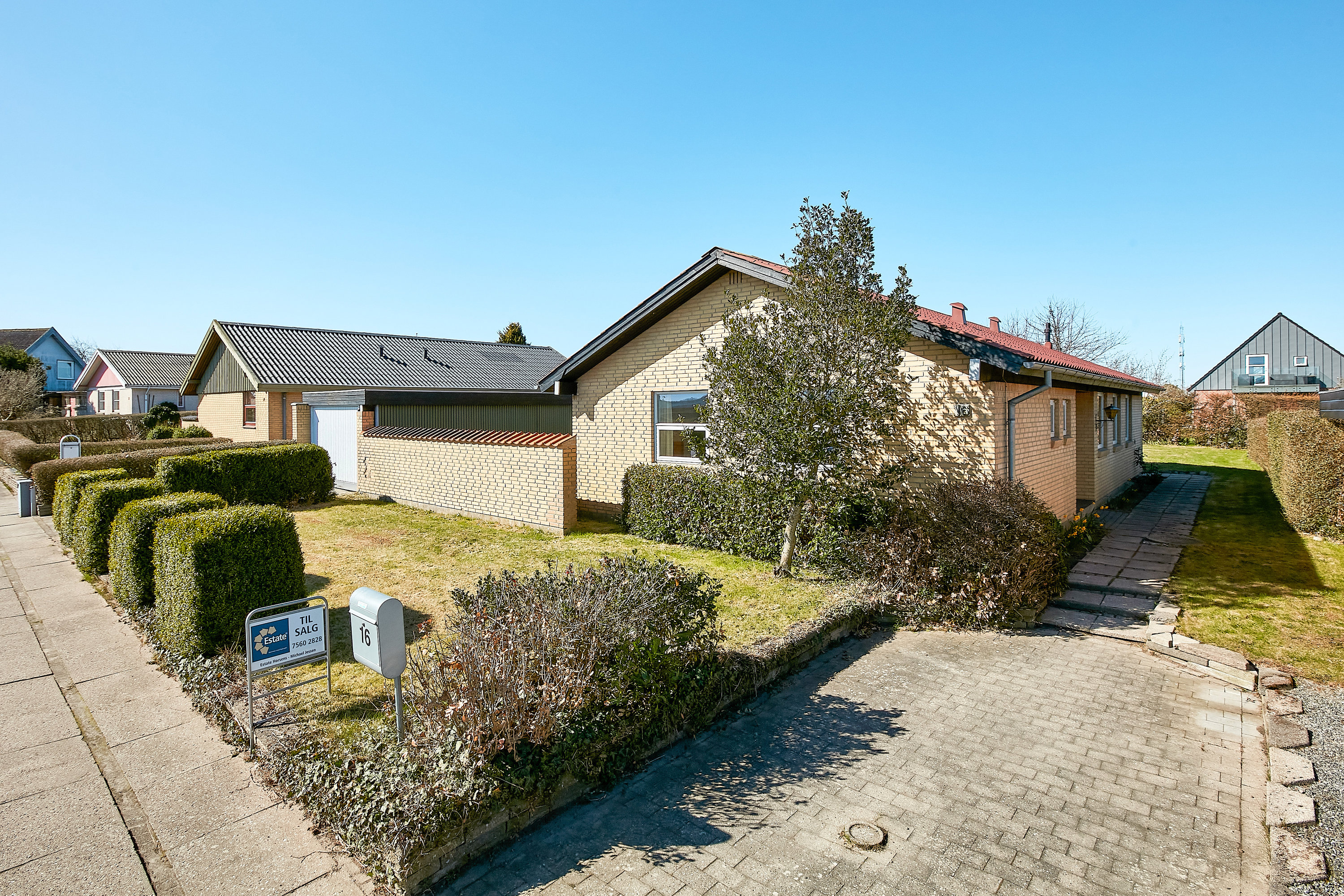 Fremhævet set fra vejen billede i fuldskærmstilstand. Billede af Toftevænget 16, Tyrsted, 8700 Horsens