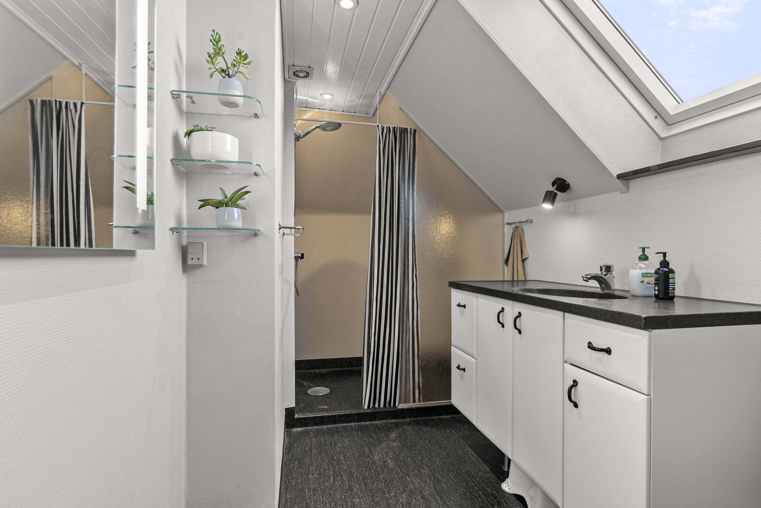 Fremhævet badeværelse billede i fuldskærmstilstand. Billede af Benløse Skel 4L, Benløse, 4100 Ringsted