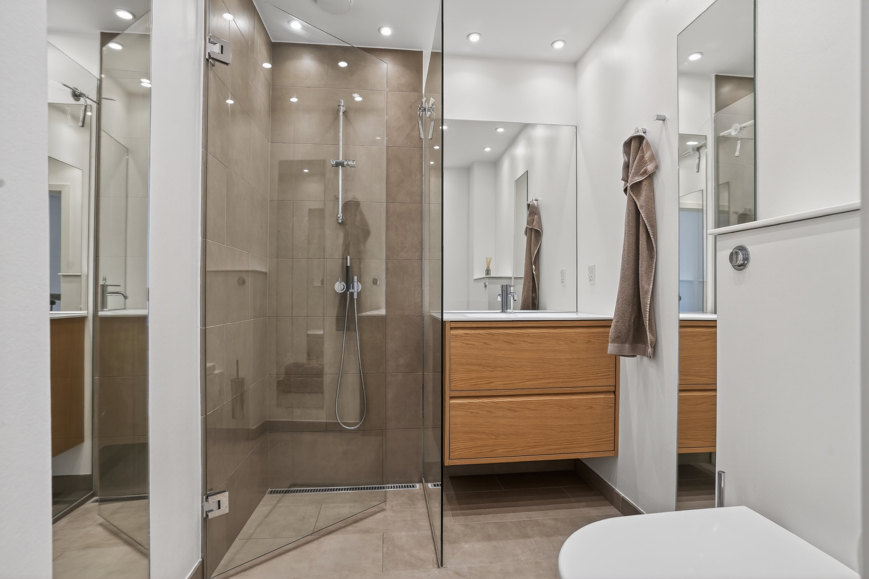 Fremhævet badeværelse billede i fuldskærmstilstand. Billede af Bagsværd Hovedgade 83E, 3., 2880 Bagsværd