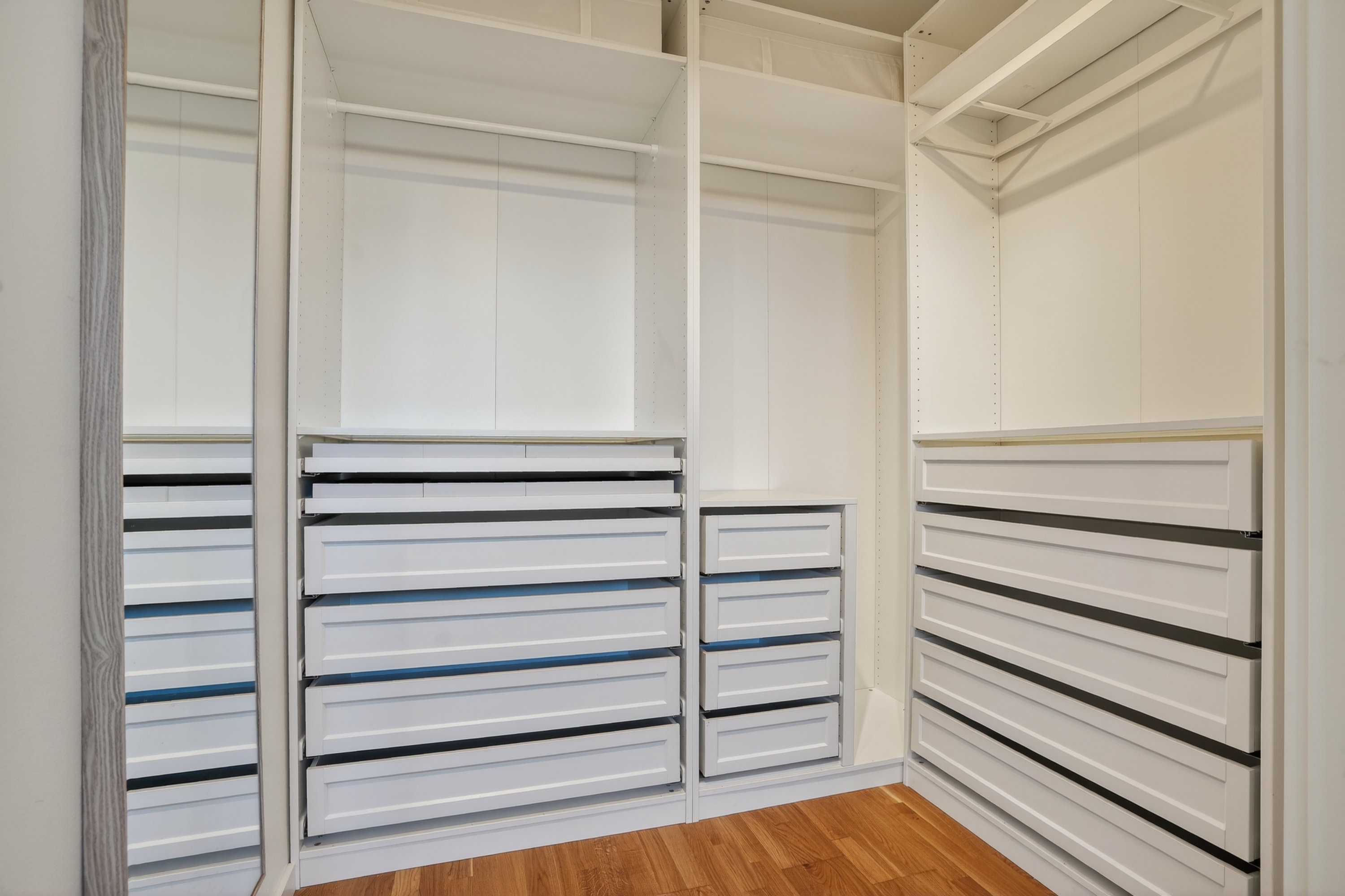 Fremhævet walkin closet billede i fuldskærmstilstand. Billede af Bagsværd Hovedgade 83E, 3., 2880 Bagsværd