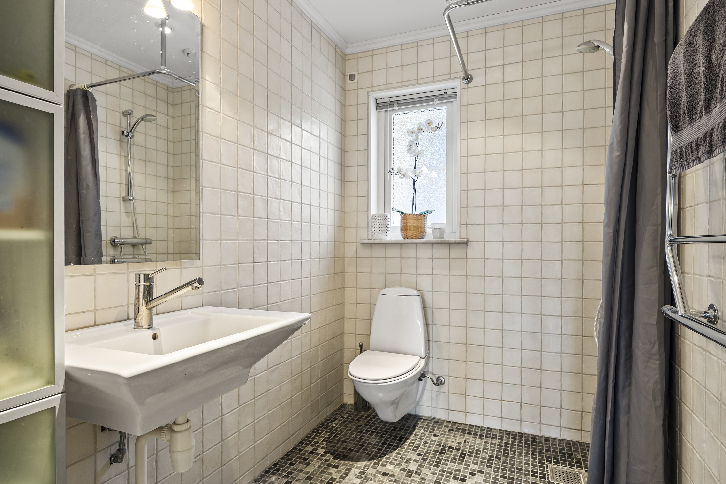 Fremhævet badeværelse billede i fuldskærmstilstand. Billede af Stubbedamsvej 91B, 3000 Helsingør