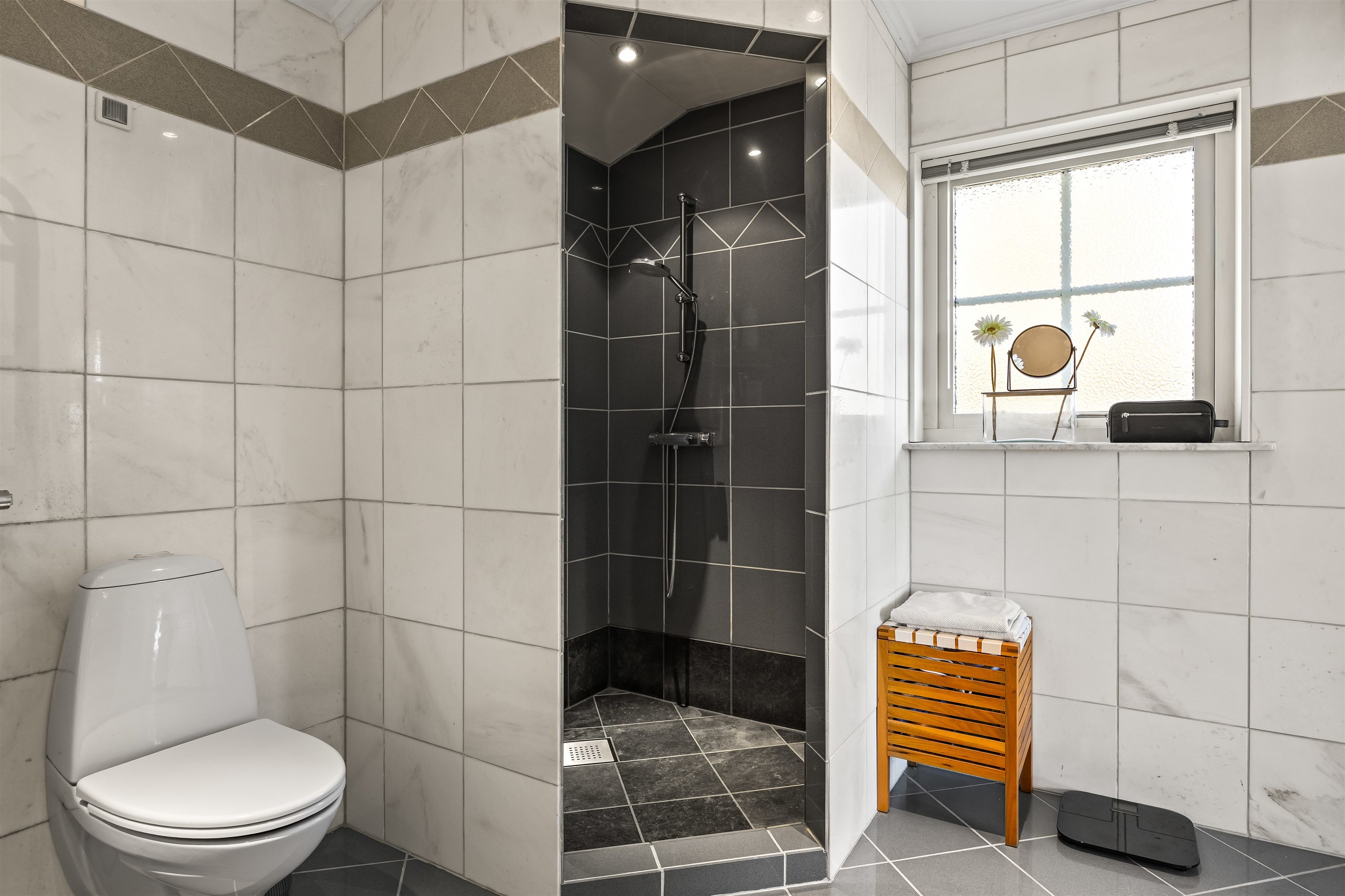 Fremhævet badeværelse billede i fuldskærmstilstand. Billede af Stubbedamsvej 91B, 3000 Helsingør