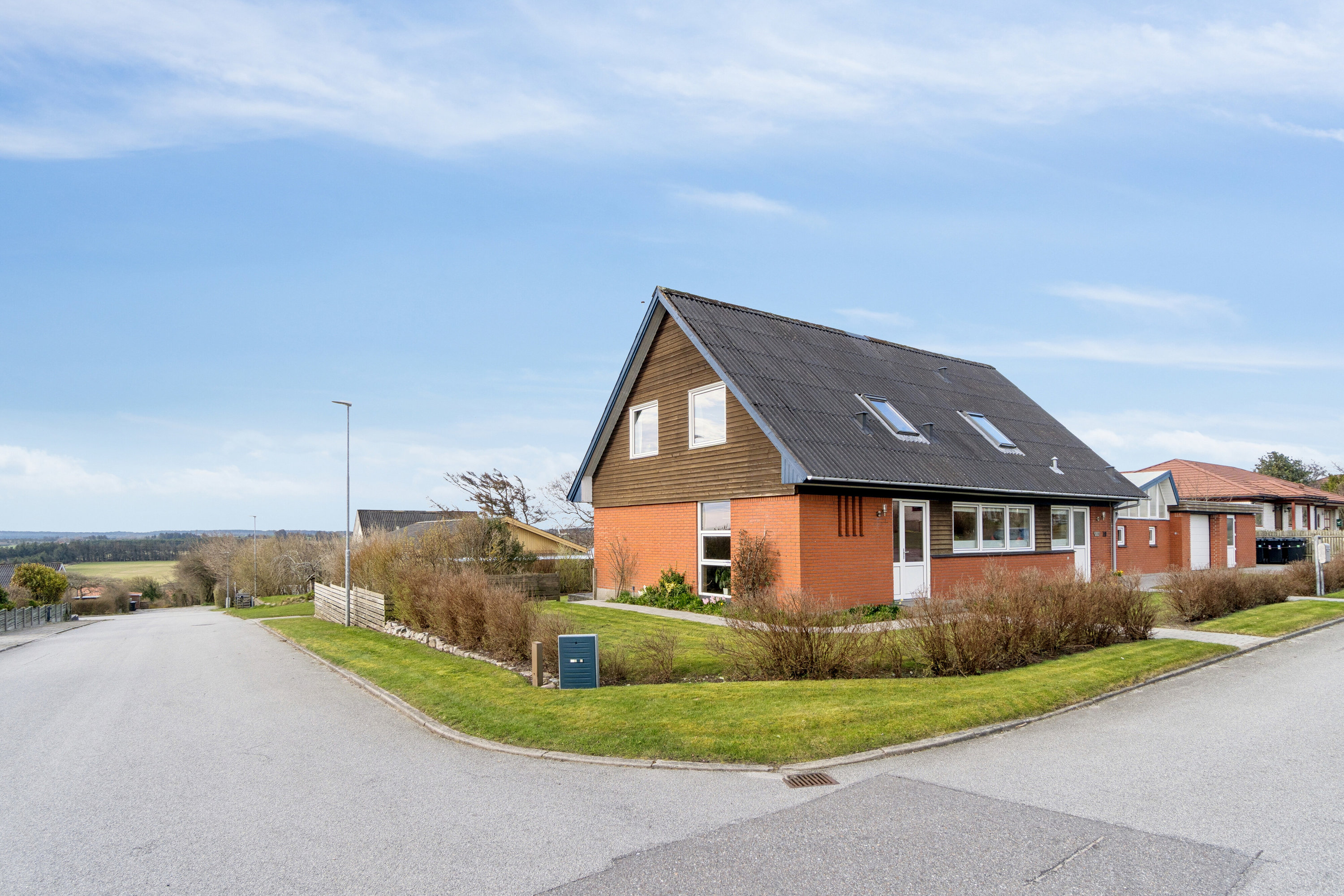 Fremhævet set fra haven billede i fuldskærmstilstand. Billede af Solbakken 19, Ræhr, 7730 Hanstholm