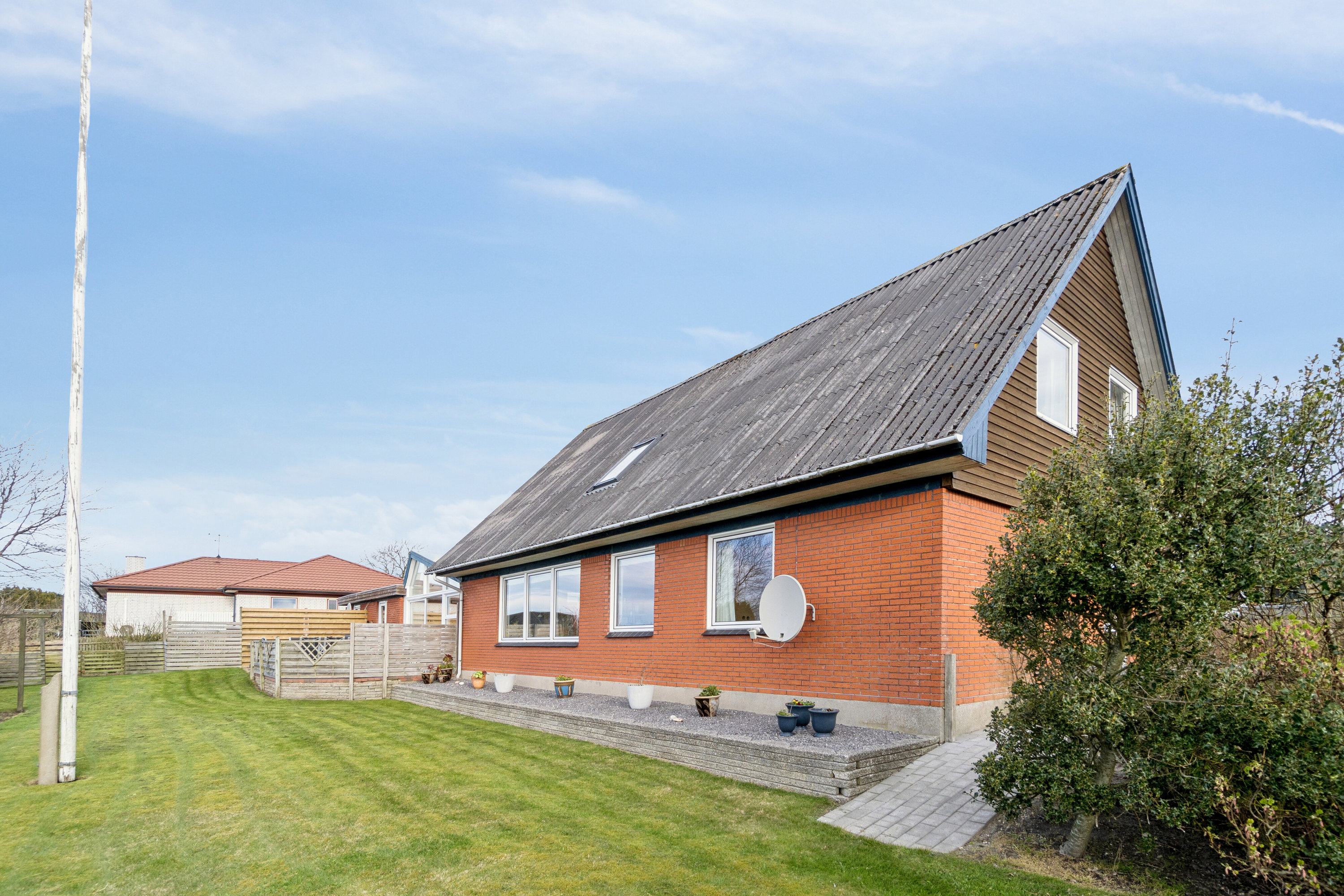 Fremhævet set fra haven billede i fuldskærmstilstand. Billede af Solbakken 19, Ræhr, 7730 Hanstholm