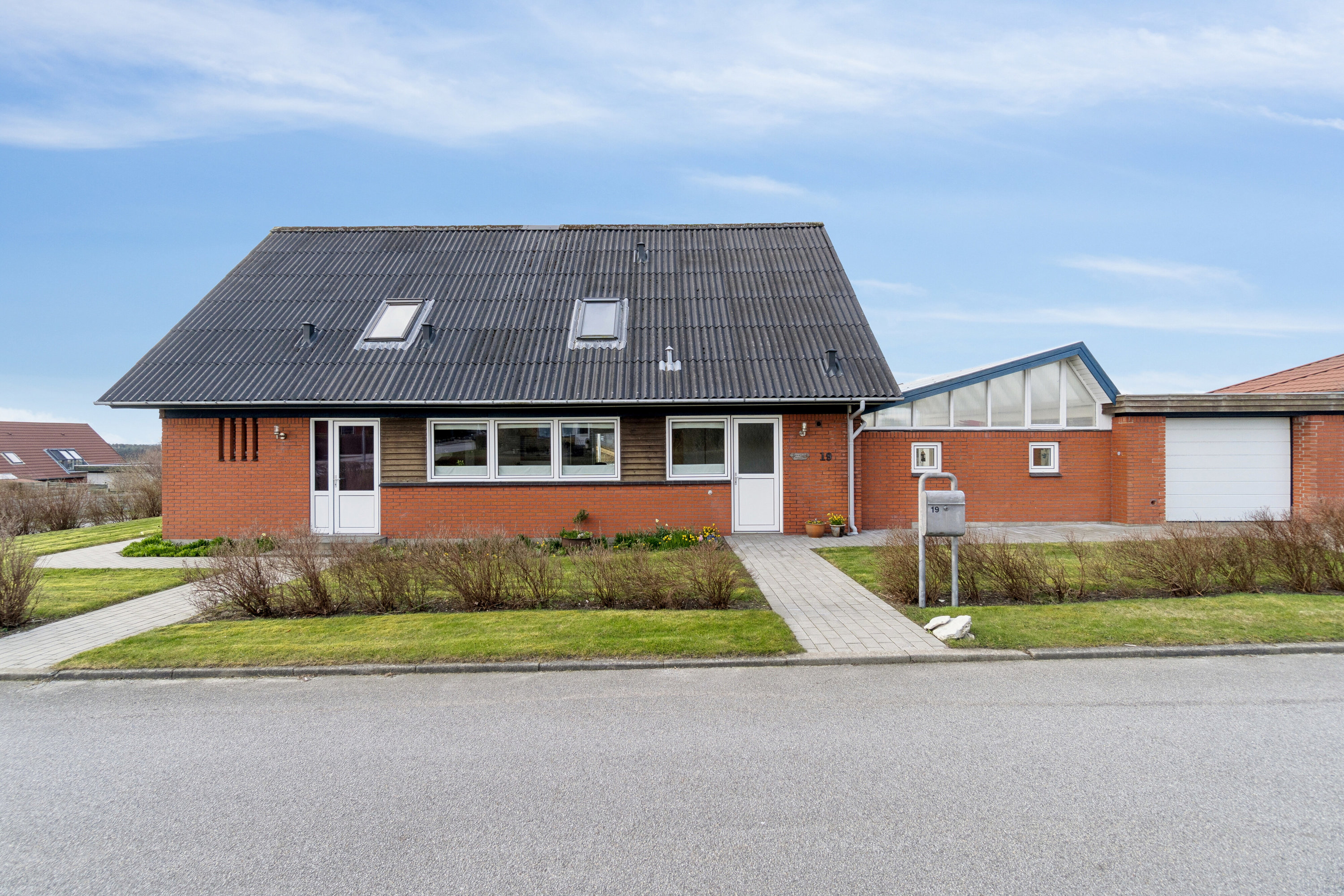 Fremhævet set fra haven billede i fuldskærmstilstand. Billede af Solbakken 19, Ræhr, 7730 Hanstholm