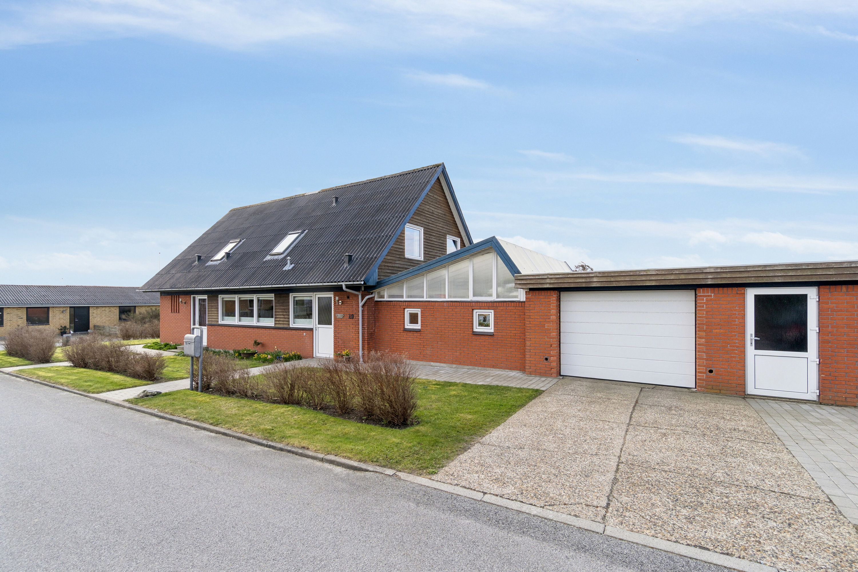 Fremhævet set fra haven billede i fuldskærmstilstand. Billede af Solbakken 19, Ræhr, 7730 Hanstholm