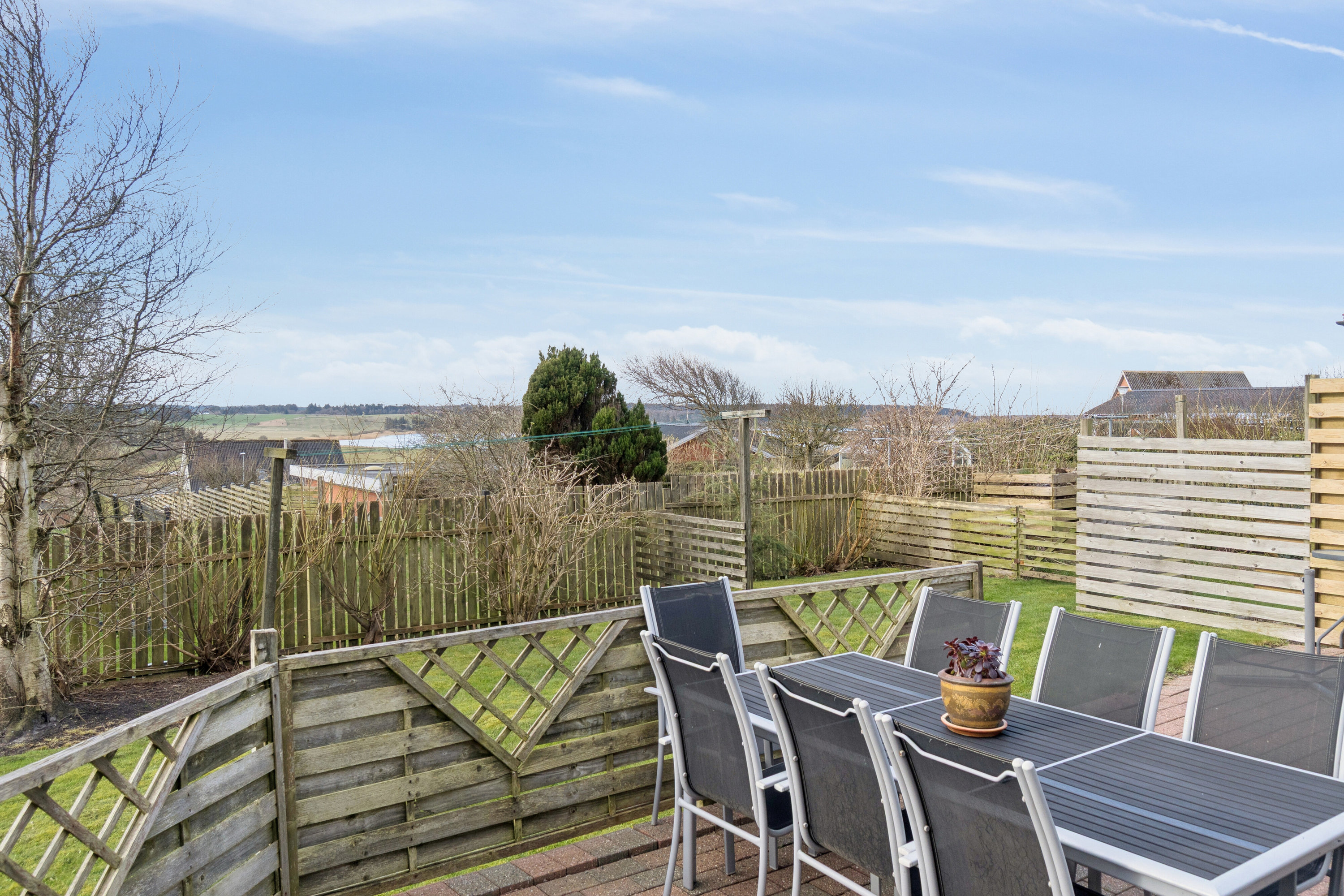 Fremhævet set fra haven billede i fuldskærmstilstand. Billede af Solbakken 19, Ræhr, 7730 Hanstholm