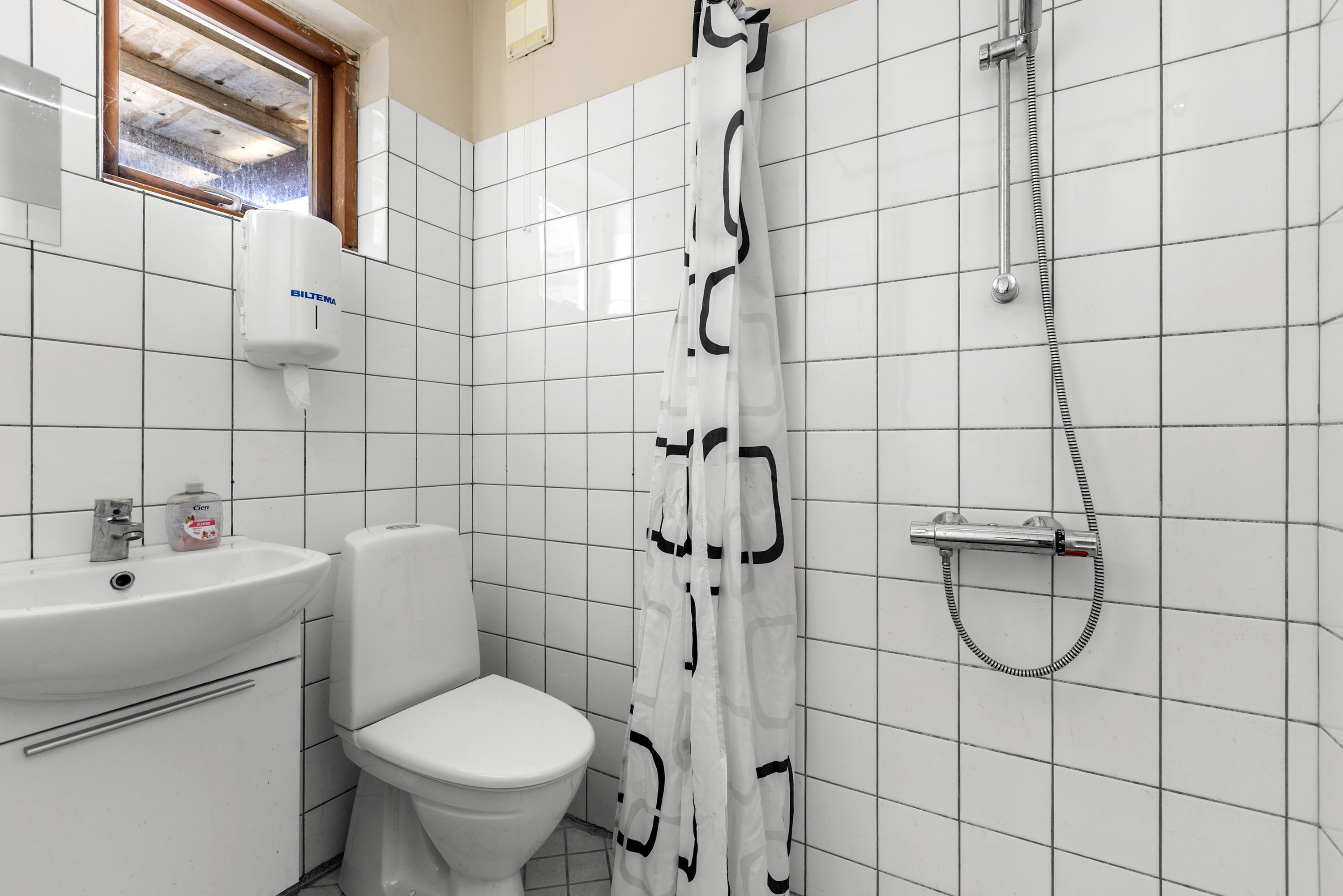 Fremhævet badeværelse billede i fuldskærmstilstand. Billede af Årbygade 11, Årby, 4400 Kalundborg