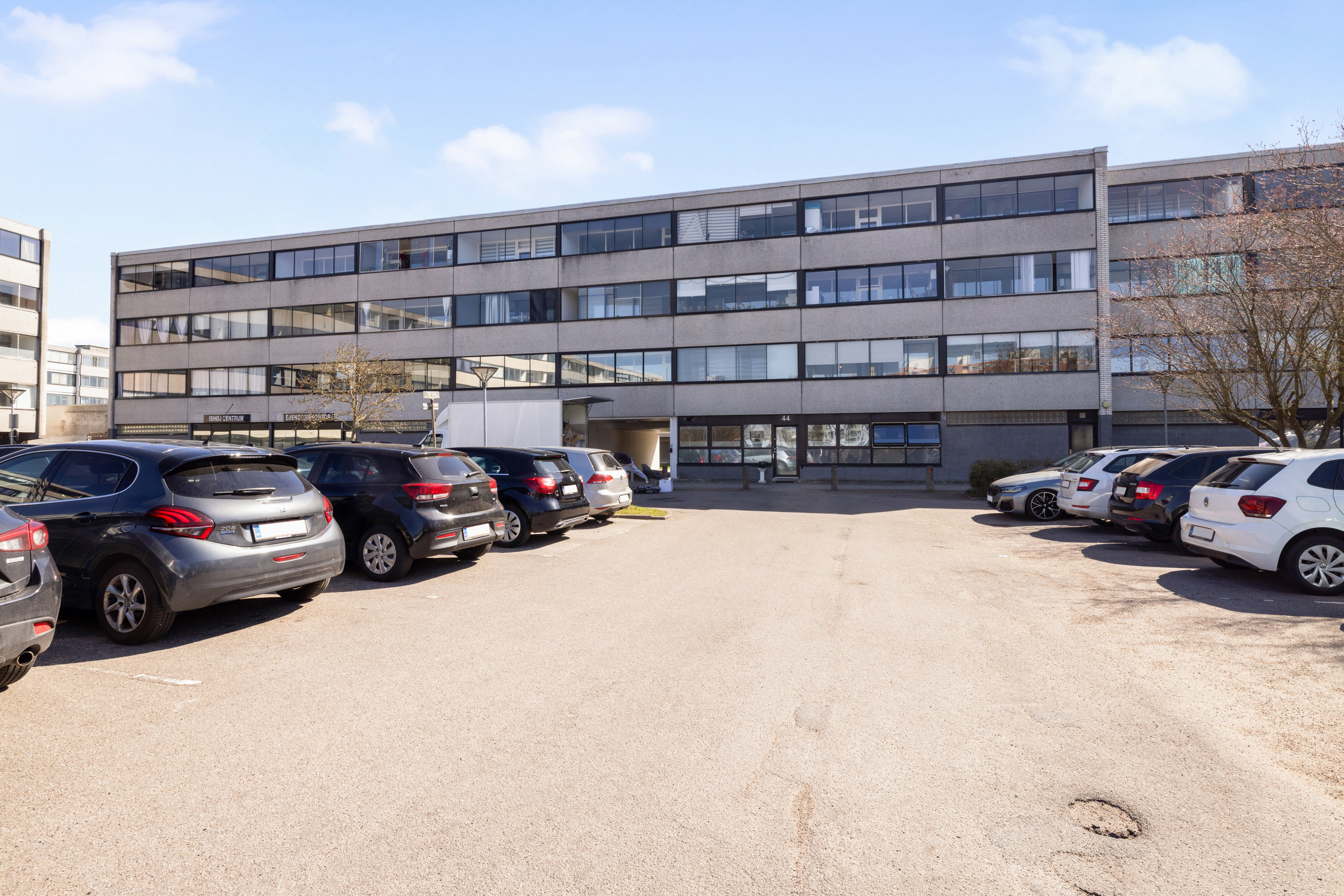 Fremhævet facade billede i fuldskærmstilstand. Billede af Vejlebrovej 44, 2. tv., 2635 Ishøj