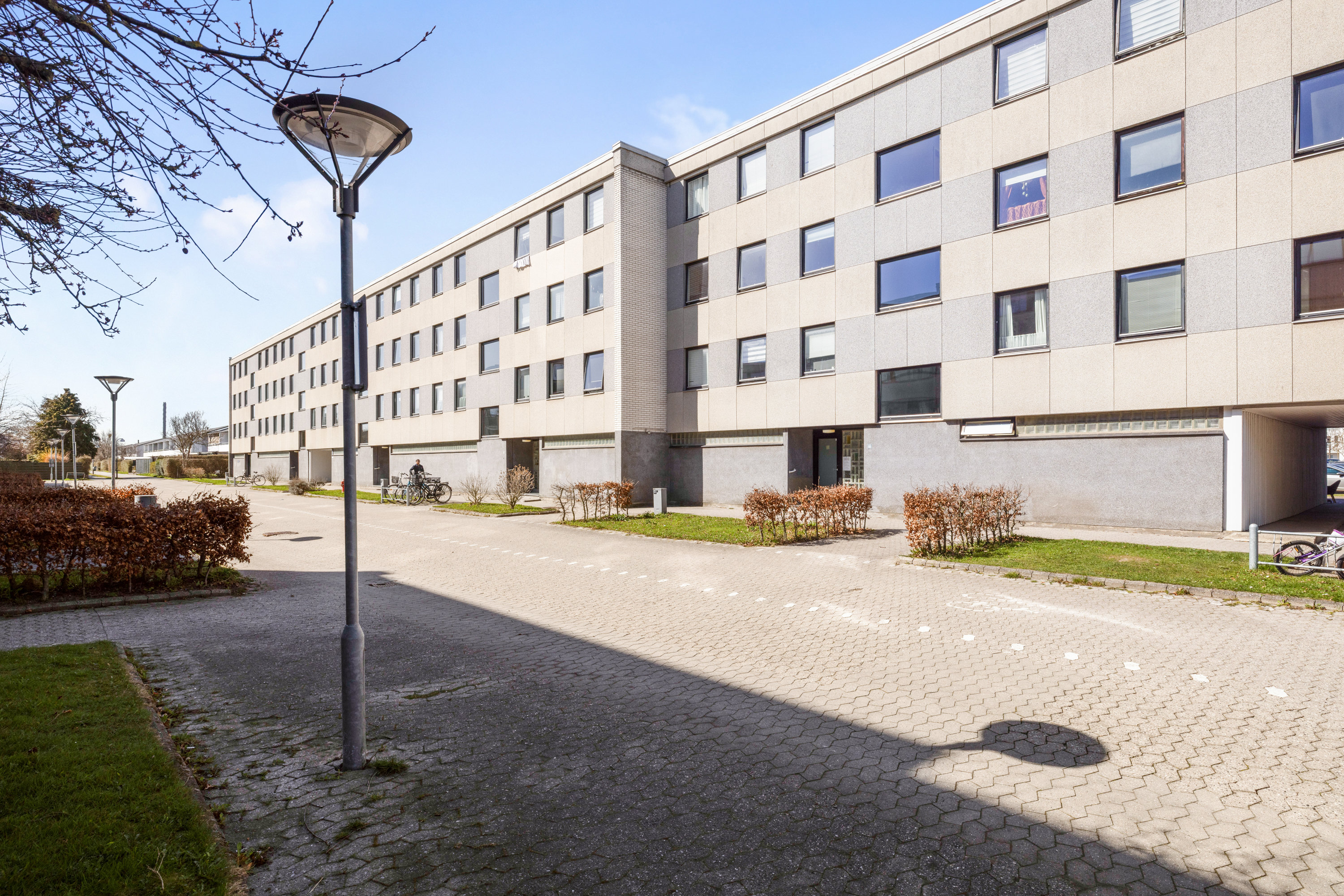 Fremhævet gårdmiljø billede i fuldskærmstilstand. Billede af Vejlebrovej 44, 2. tv., 2635 Ishøj