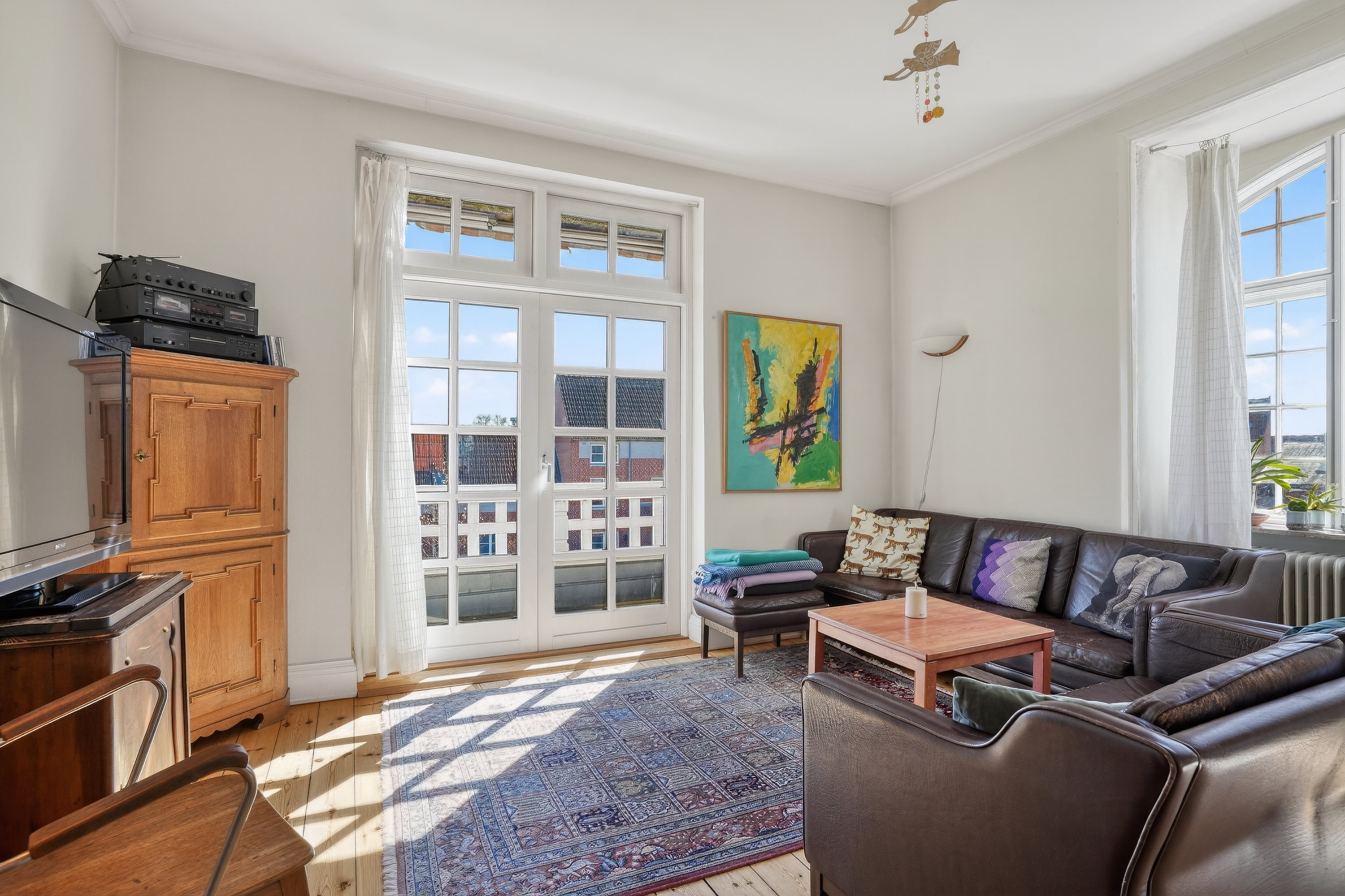 Fremhævet stue billede i fuldskærmstilstand. Billede af Christian IVs Vej 2, 1., 3400 Hillerød