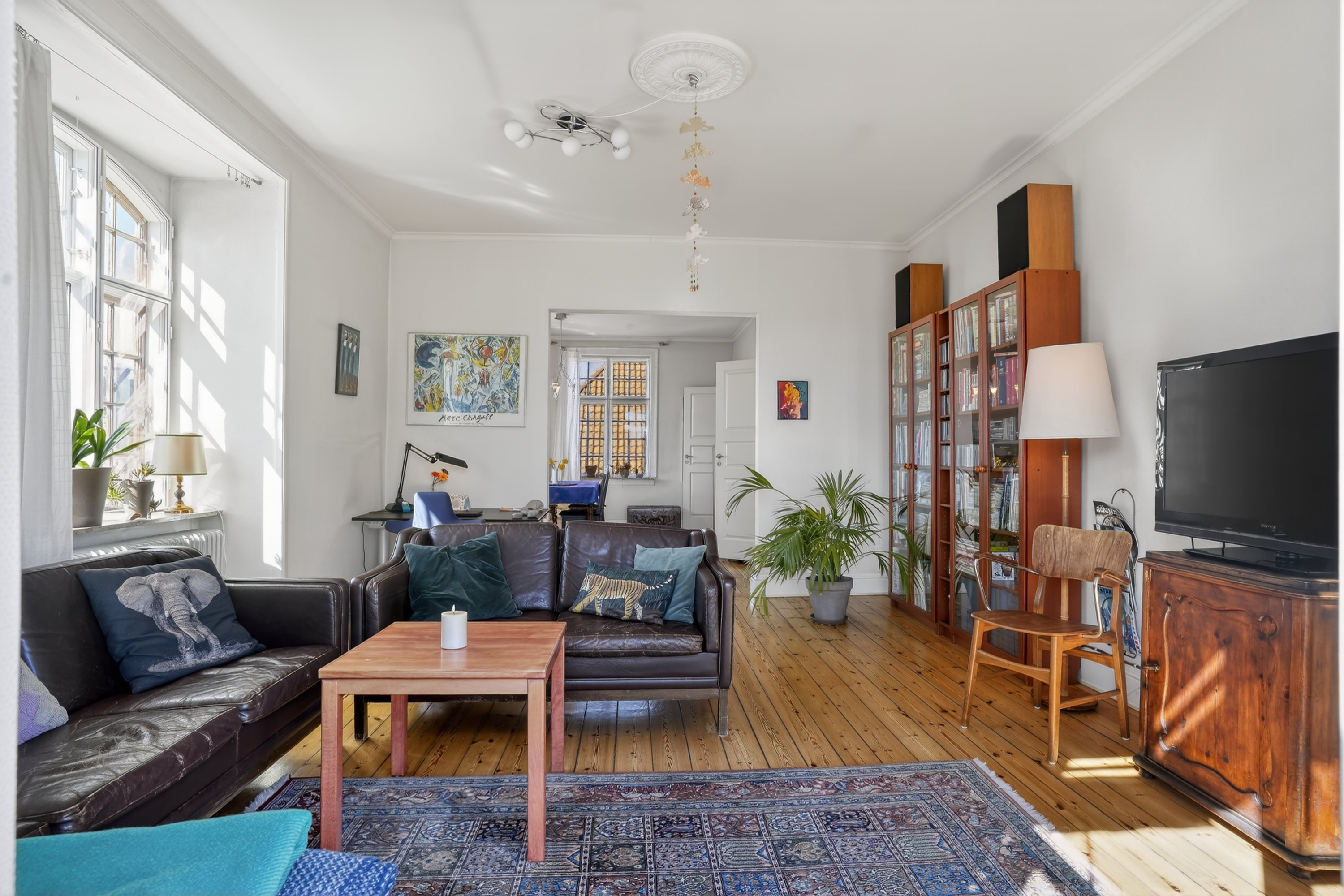 Fremhævet stue billede i fuldskærmstilstand. Billede af Christian IVs Vej 2, 1., 3400 Hillerød