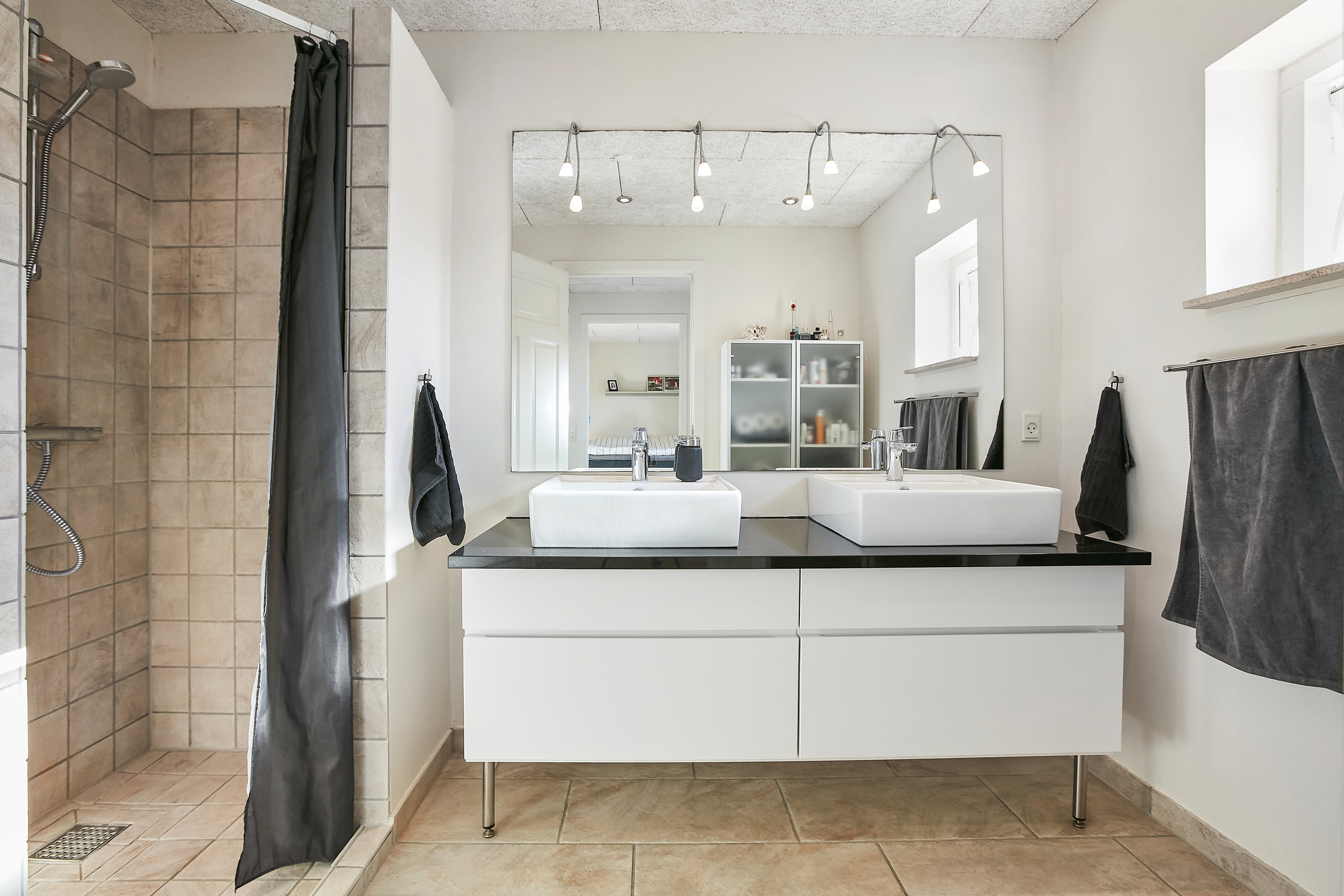 Fremhævet badeværelse billede i fuldskærmstilstand. Billede af Vinthervej 19, 8732 Hovedgård