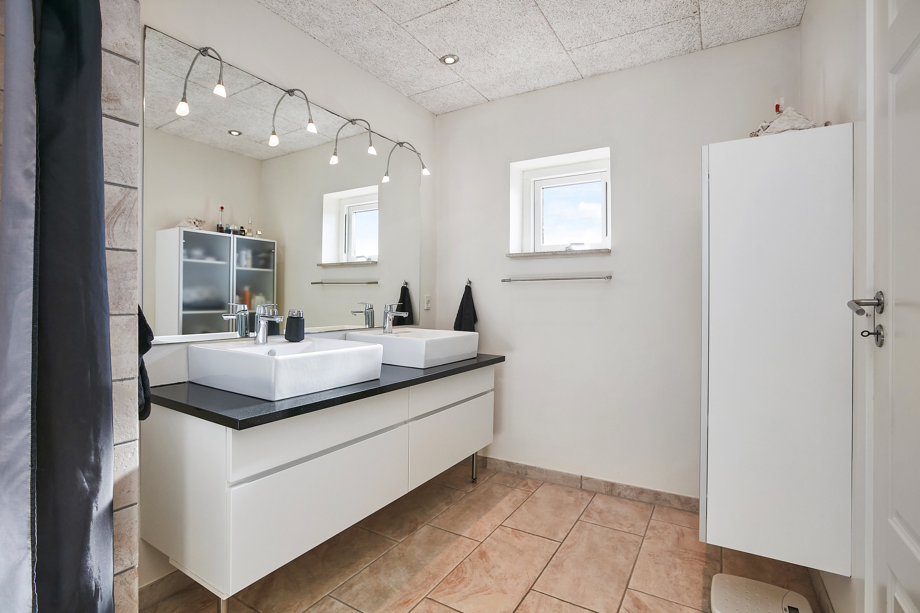 Fremhævet badeværelse billede i fuldskærmstilstand. Billede af Vinthervej 19, 8732 Hovedgård