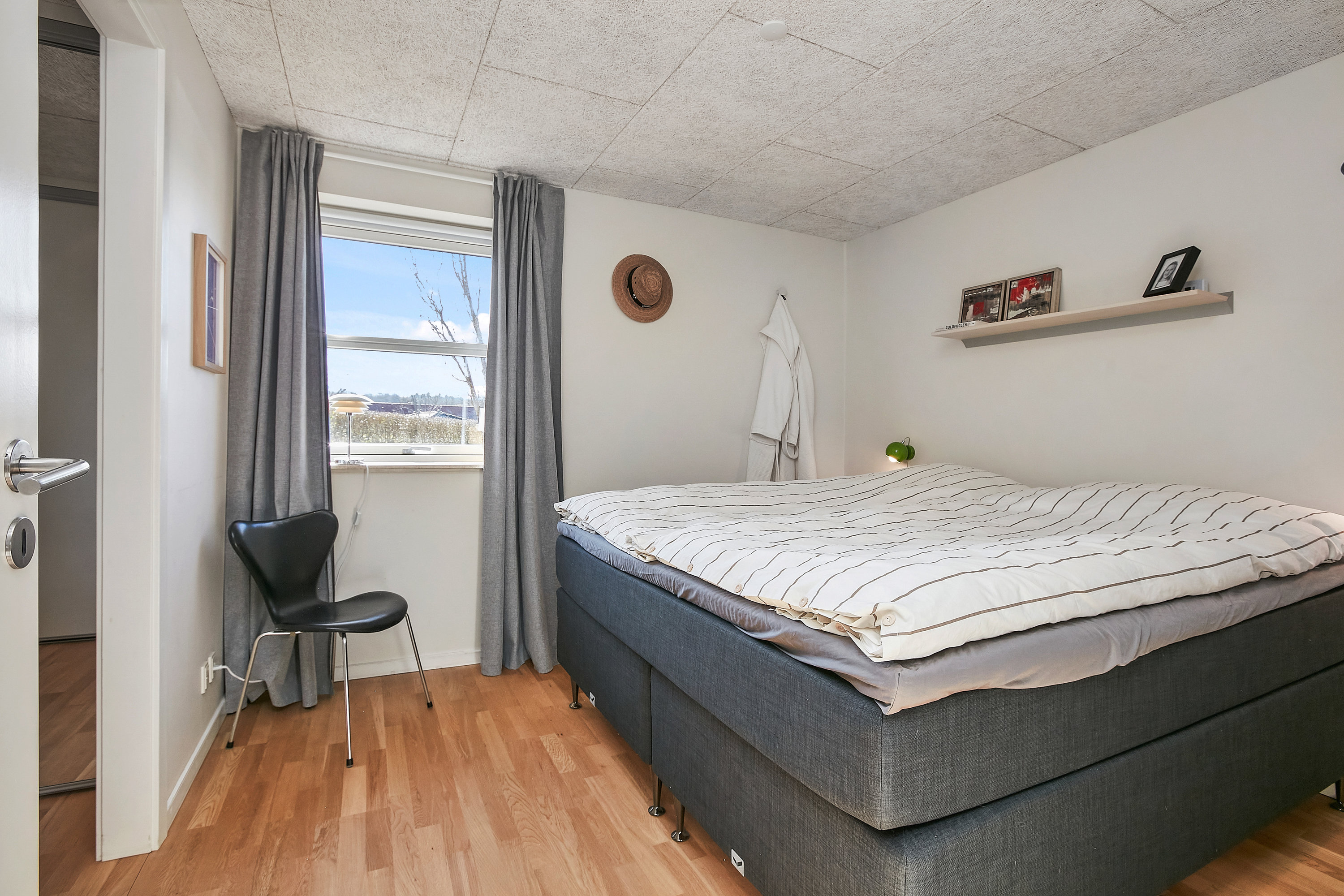 Fremhævet soveværelse billede i fuldskærmstilstand. Billede af Vinthervej 19, 8732 Hovedgård