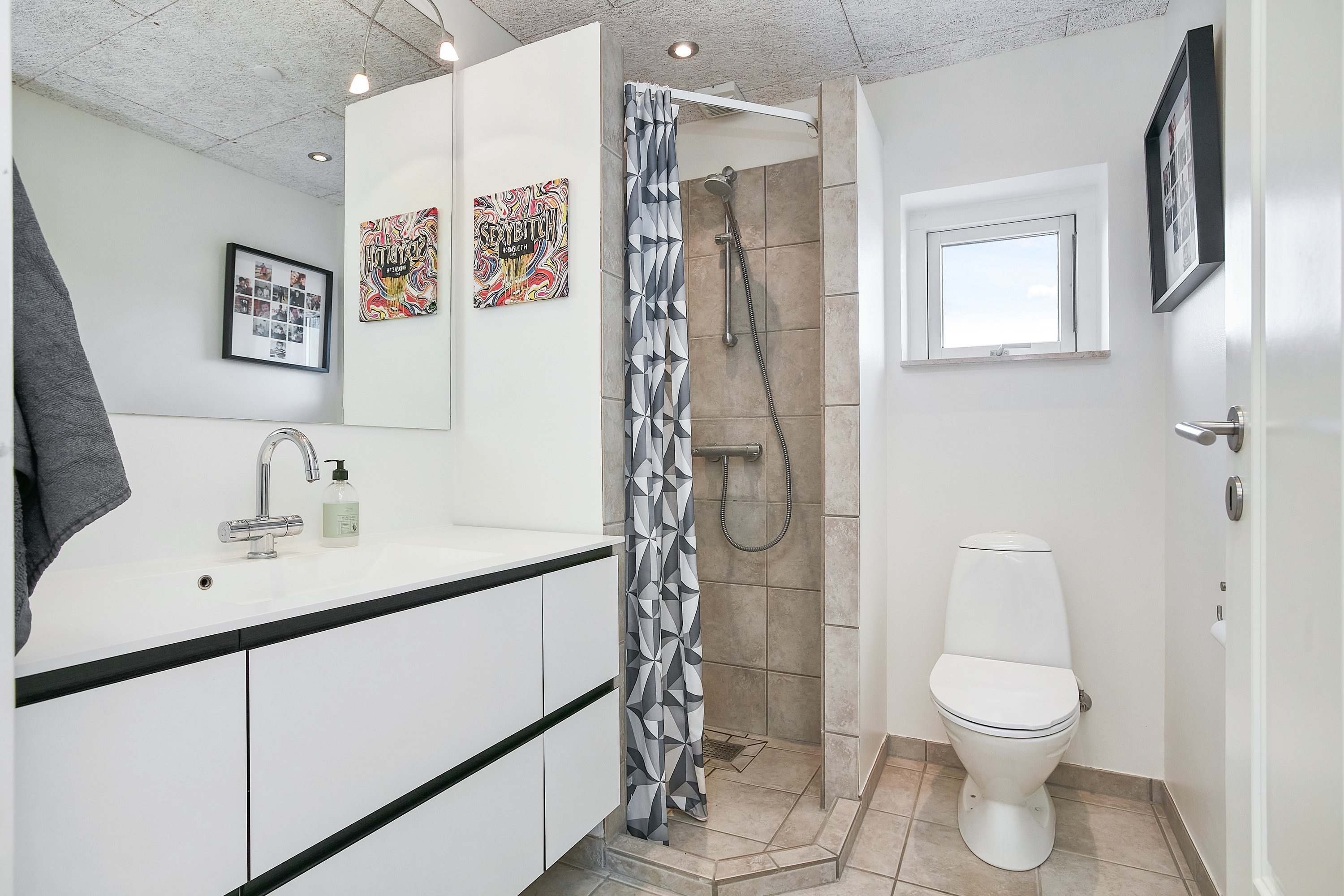 Fremhævet badeværelse billede i fuldskærmstilstand. Billede af Vinthervej 19, 8732 Hovedgård