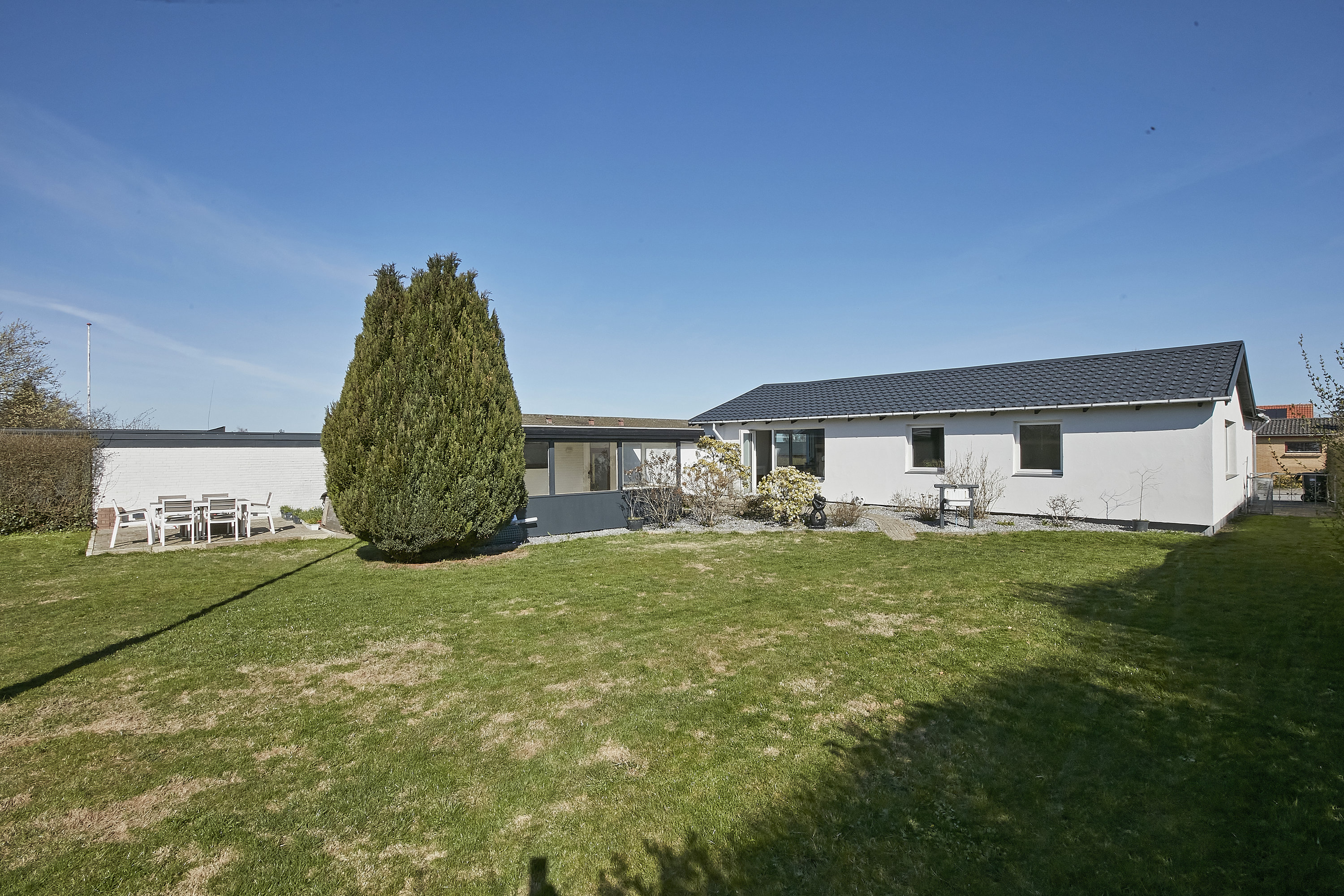 Fremhævet facade fra haven billede i fuldskærmstilstand. Billede af Hørvej 7, Tyrsted, 8700 Horsens