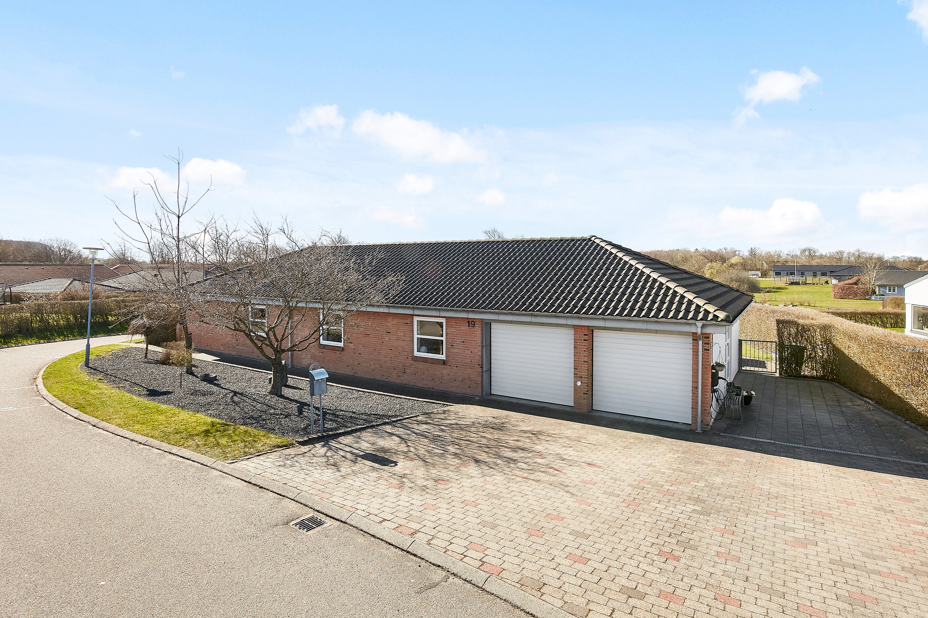 Miniaturebillede 1: facade - fra vejen. Billede af Vinthervej 19, 8732 Hovedgård