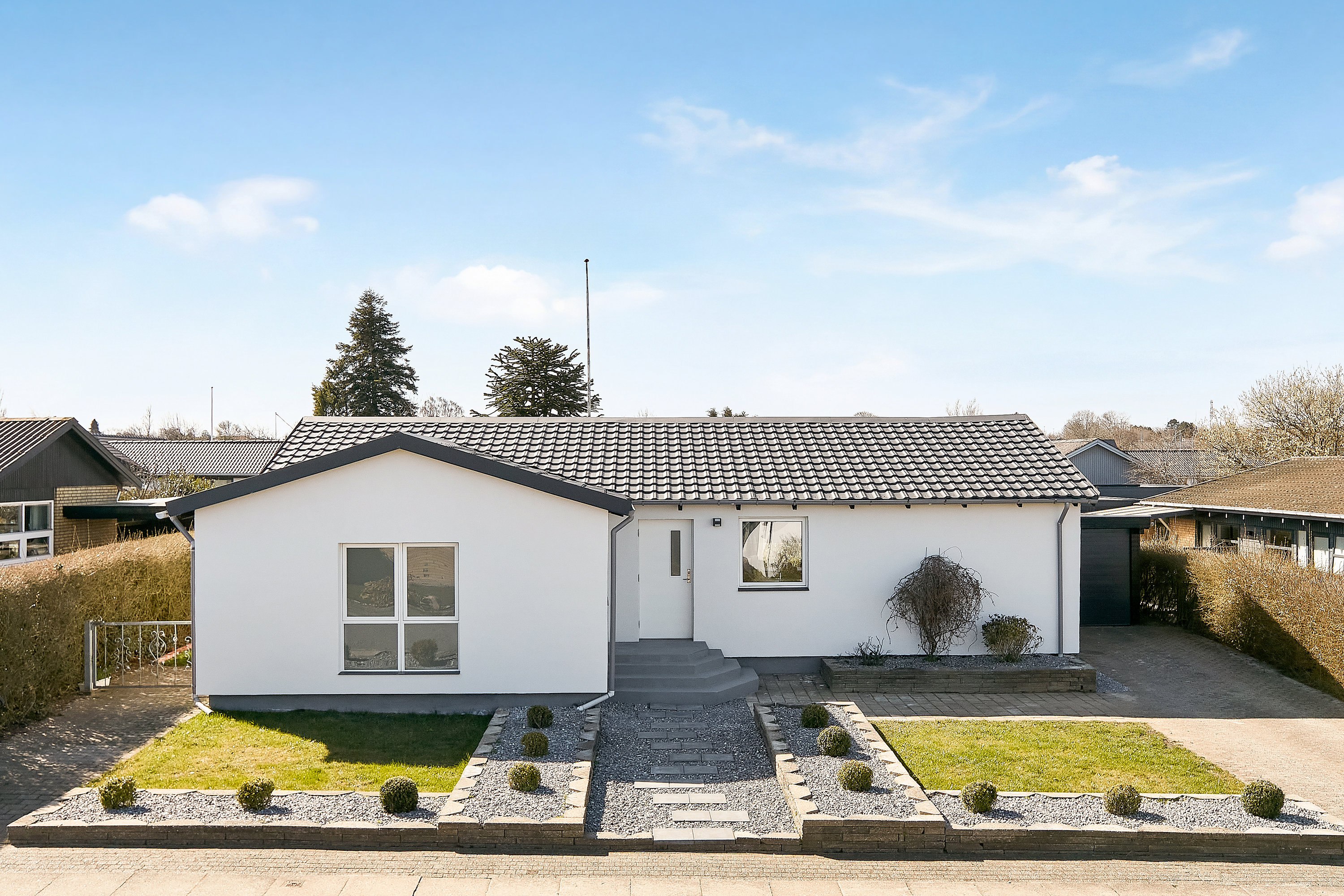 Fremhævet facade fra vejen billede i fuldskærmstilstand. Billede af Hørvej 7, Tyrsted, 8700 Horsens