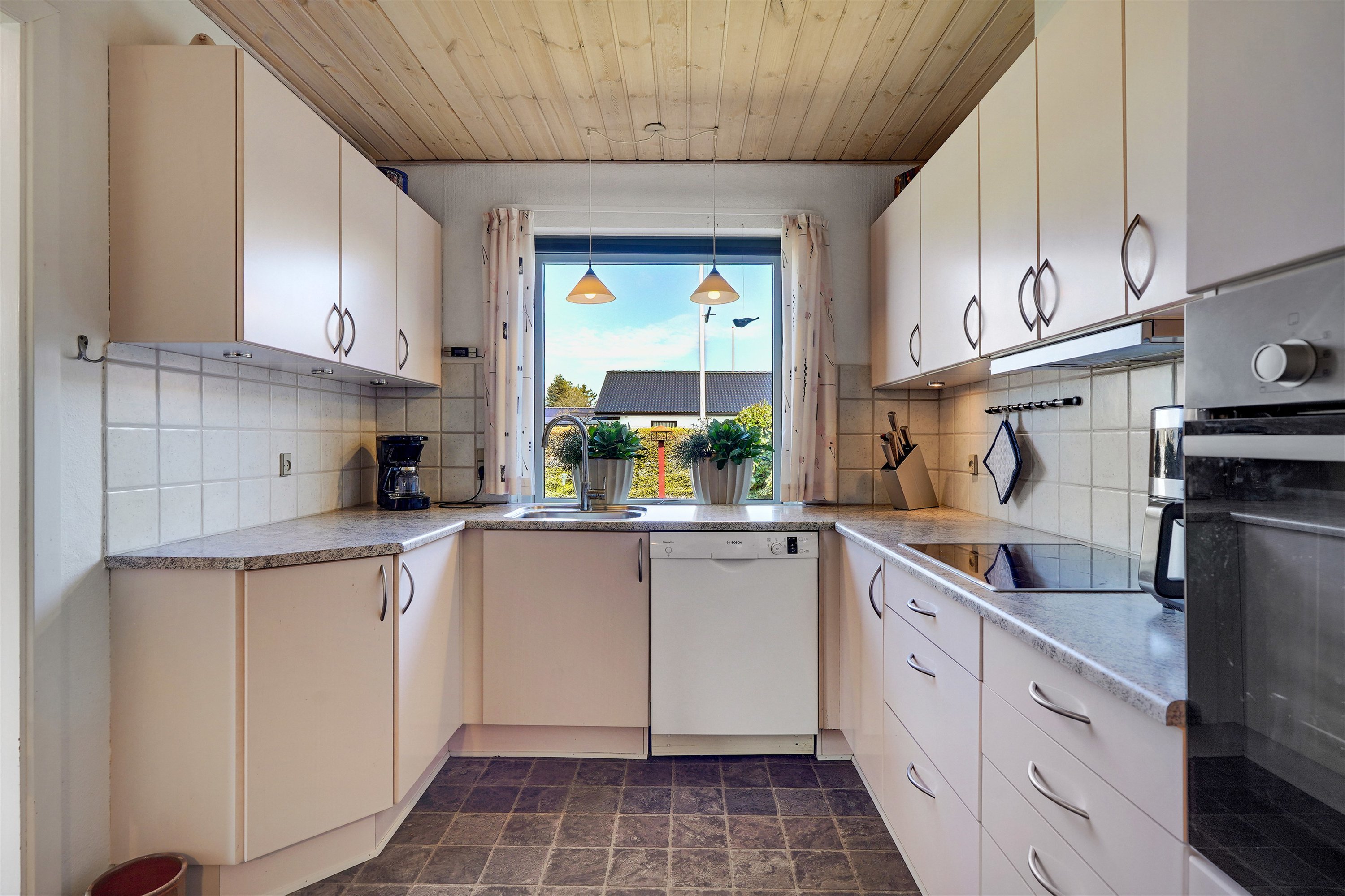 Fremhævet køkken billede i fuldskærmstilstand. Billede af Elmelunden 106, 7190 Billund