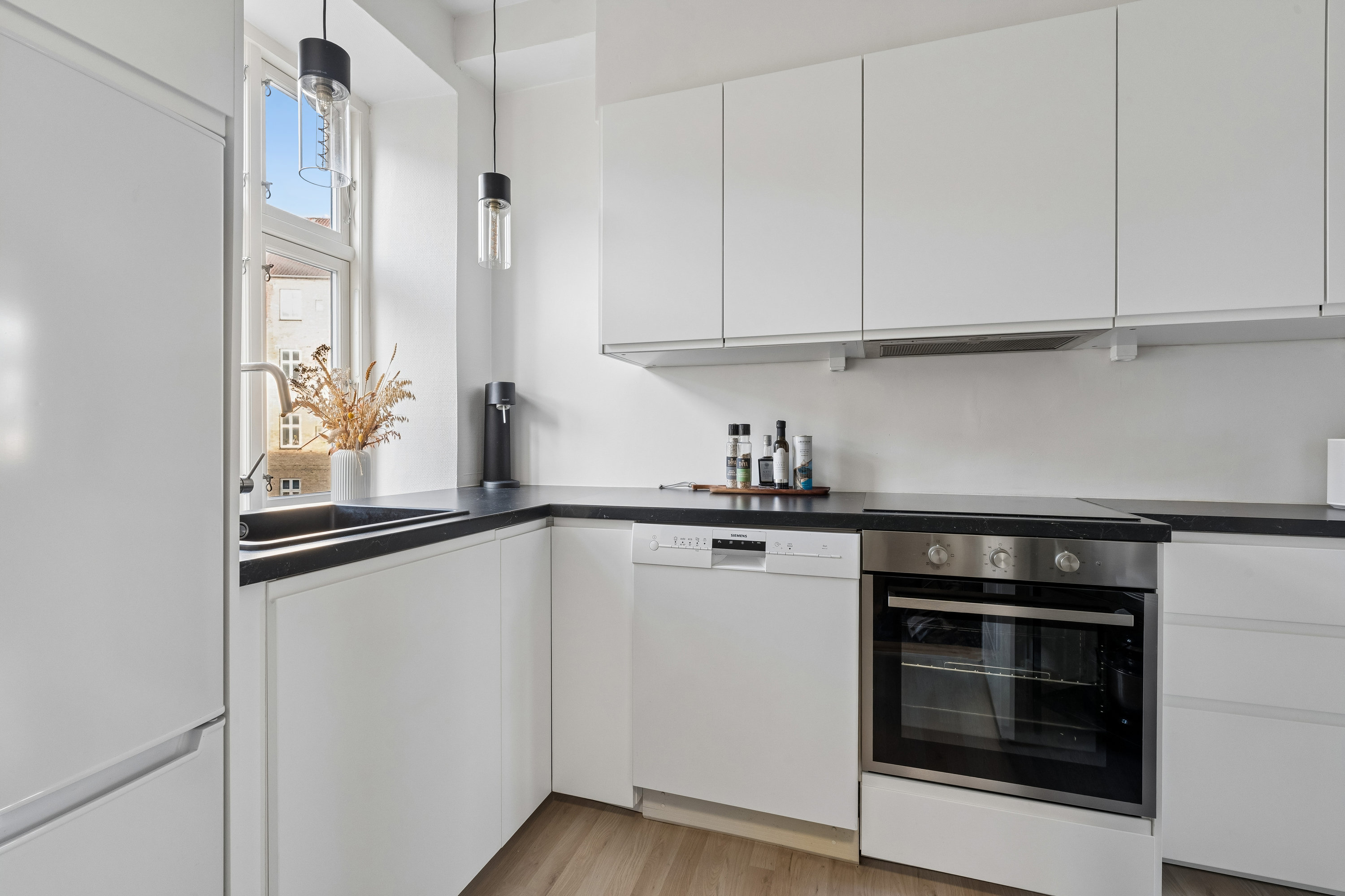 Fremhævet køkken billede i fuldskærmstilstand. Billede af Østerbro 102, 1. th., 9000 Aalborg