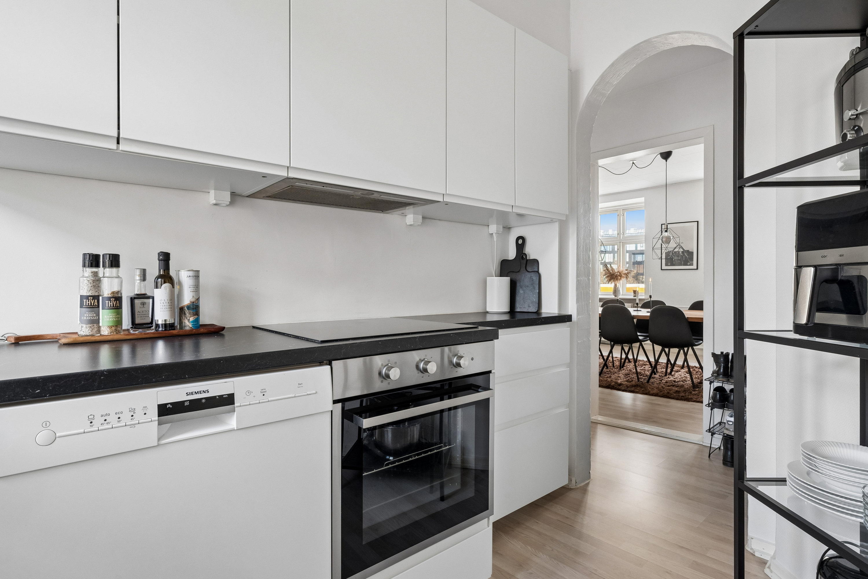 Fremhævet køkken billede i fuldskærmstilstand. Billede af Østerbro 102, 1. th., 9000 Aalborg