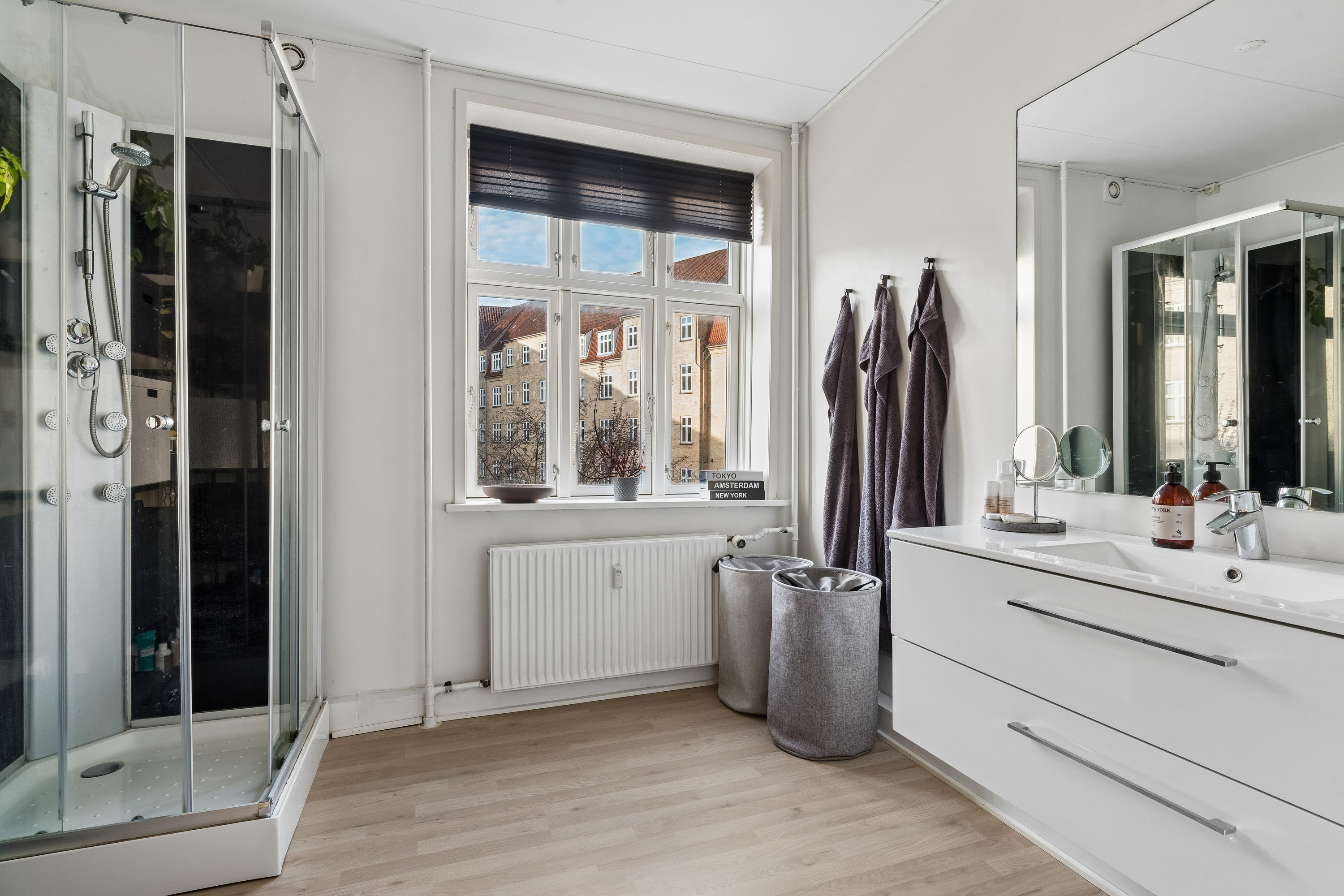 Fremhævet stue billede i fuldskærmstilstand. Billede af Østerbro 102, 1. th., 9000 Aalborg