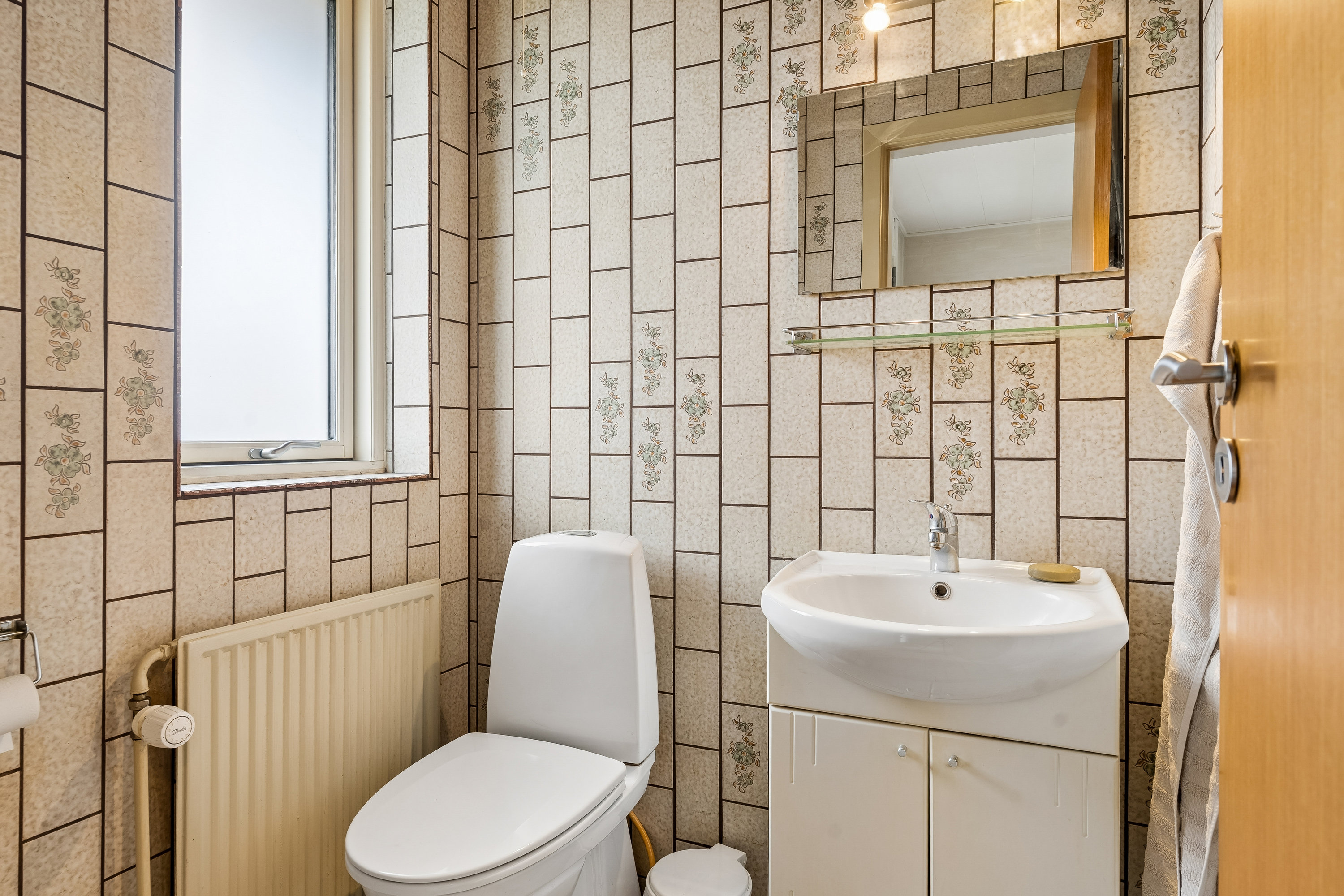 Fremhævet gæstetoilet billede i fuldskærmstilstand. Billede af Rørtoften 2, 8722 Hedensted