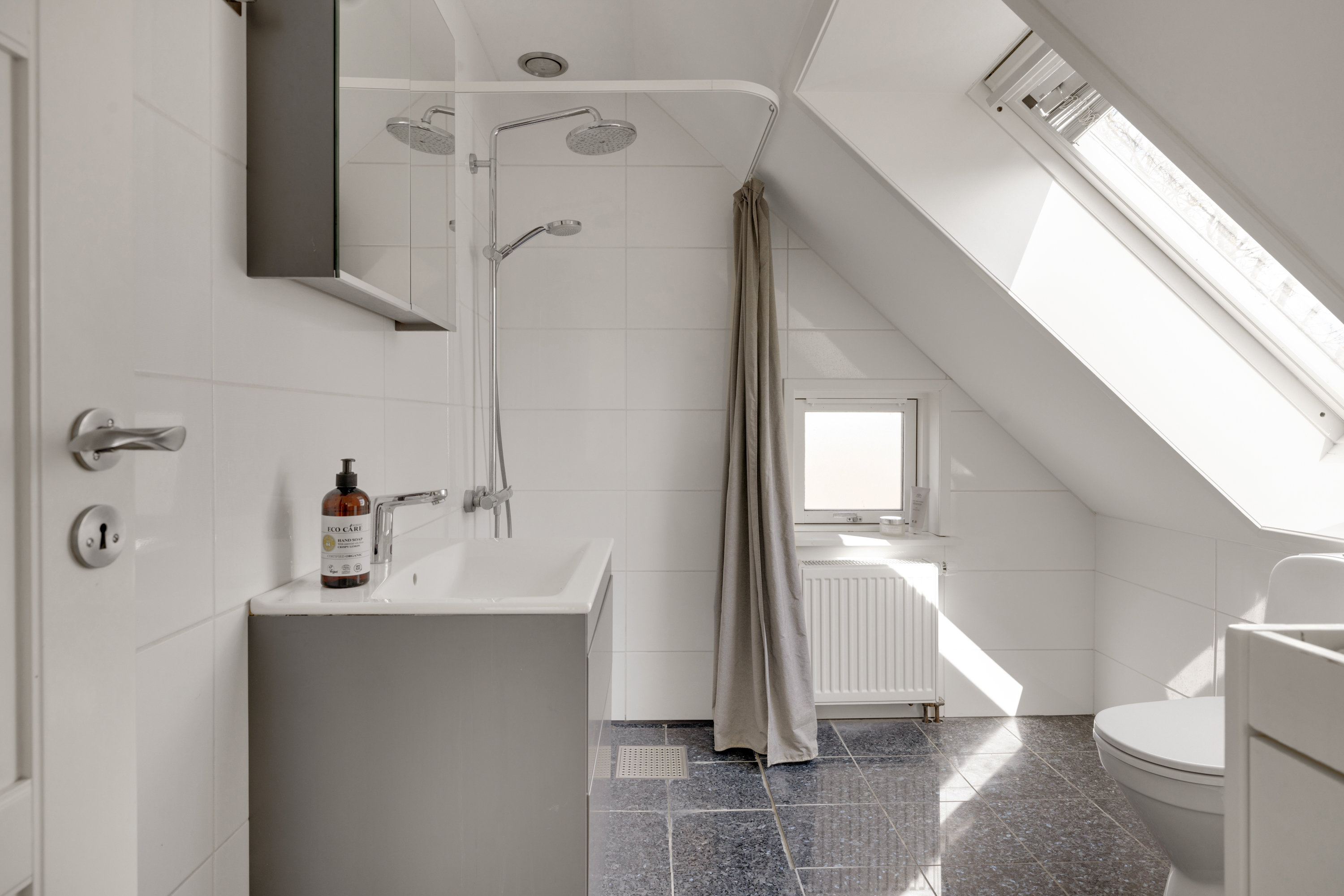 Fremhævet badeværelse billede i fuldskærmstilstand. Billede af Baunevang 9, 3460 Birkerød