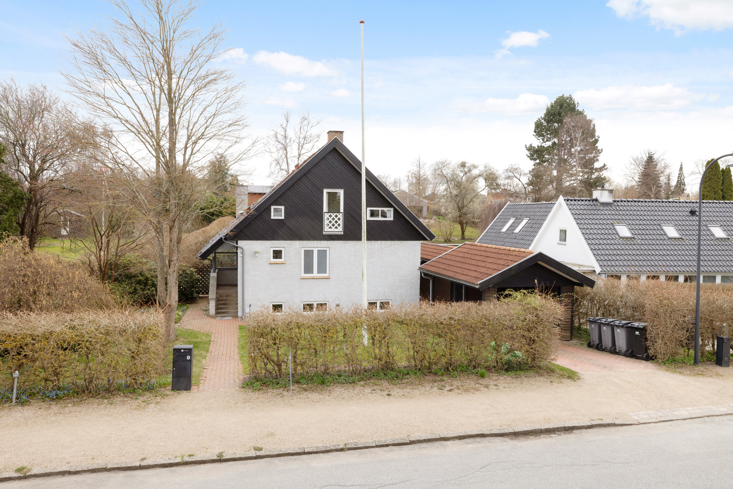 Fremhævet facade billede i fuldskærmstilstand. Billede af Baunevang 9, 3460 Birkerød