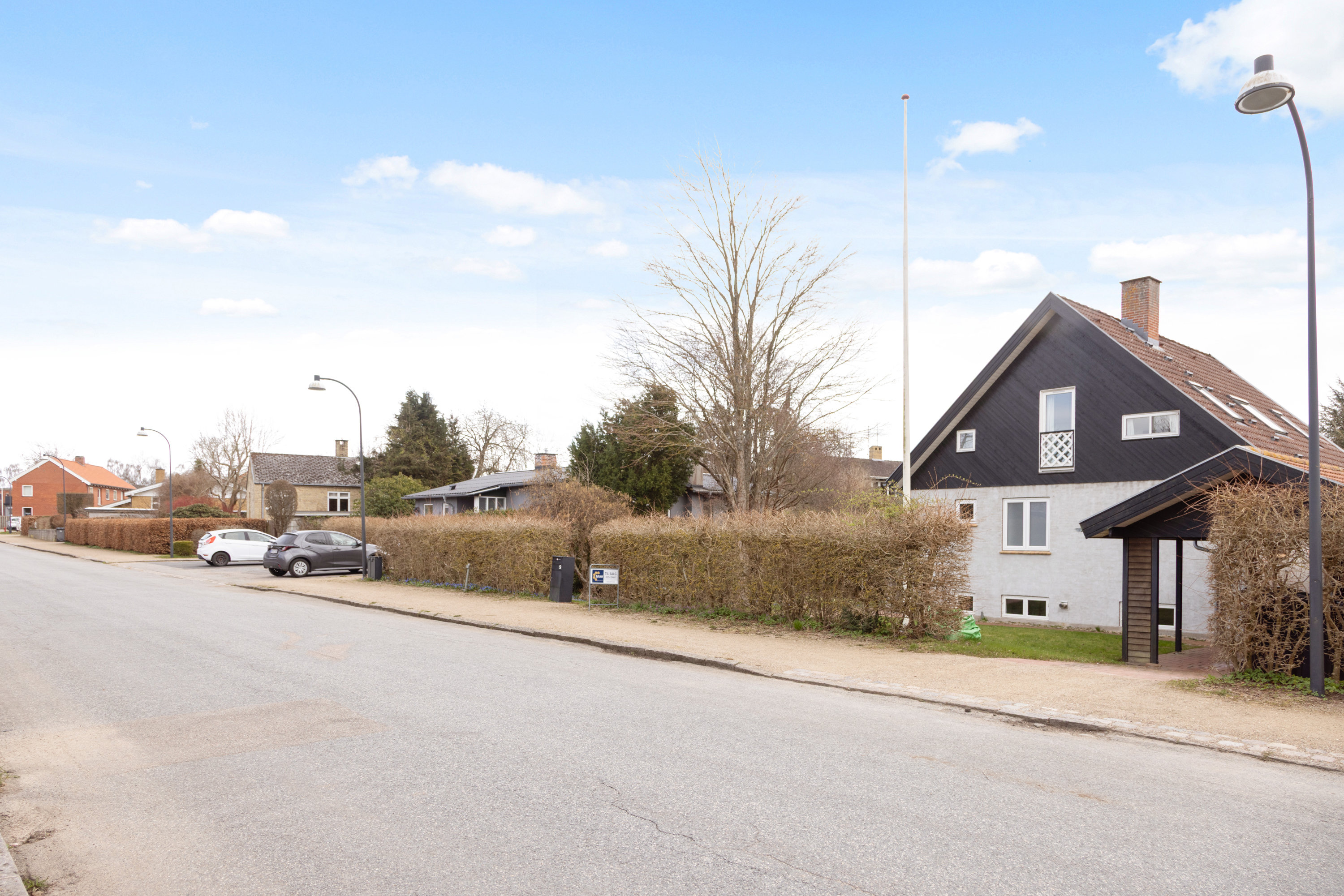 Fremhævet facade billede i fuldskærmstilstand. Billede af Baunevang 9, 3460 Birkerød