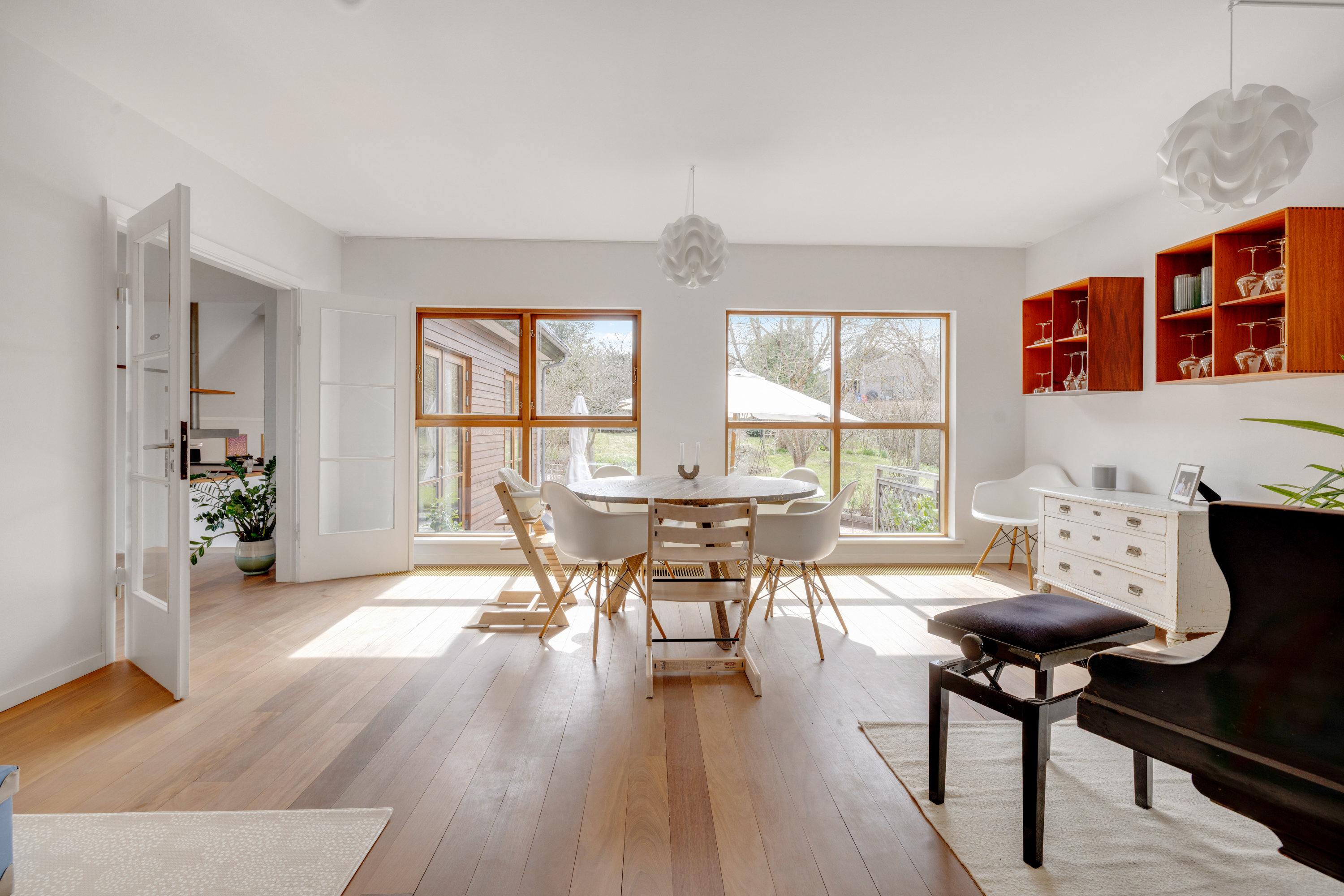 Fremhævet stue billede i fuldskærmstilstand. Billede af Baunevang 9, 3460 Birkerød