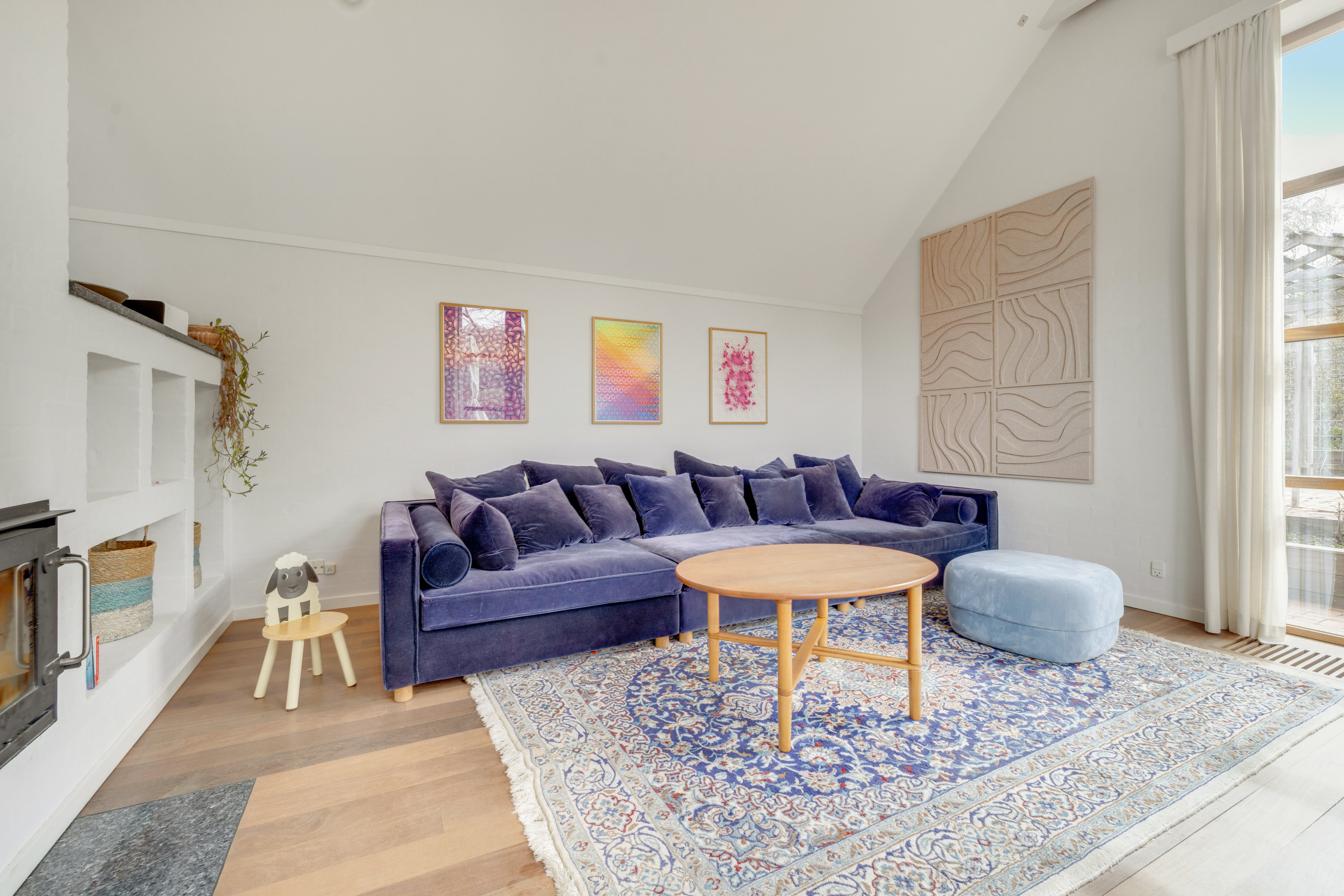 Fremhævet stue billede i fuldskærmstilstand. Billede af Baunevang 9, 3460 Birkerød