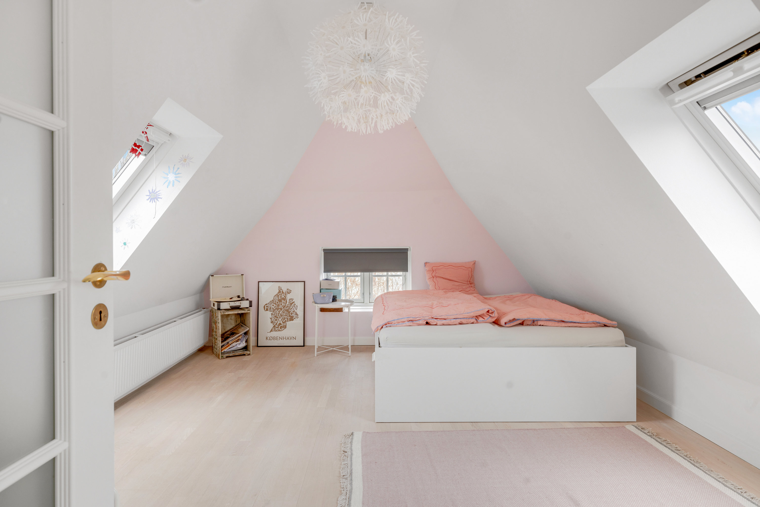 Fremhævet soveværelse billede i fuldskærmstilstand. Billede af Strandagervej 9, 2900 Hellerup