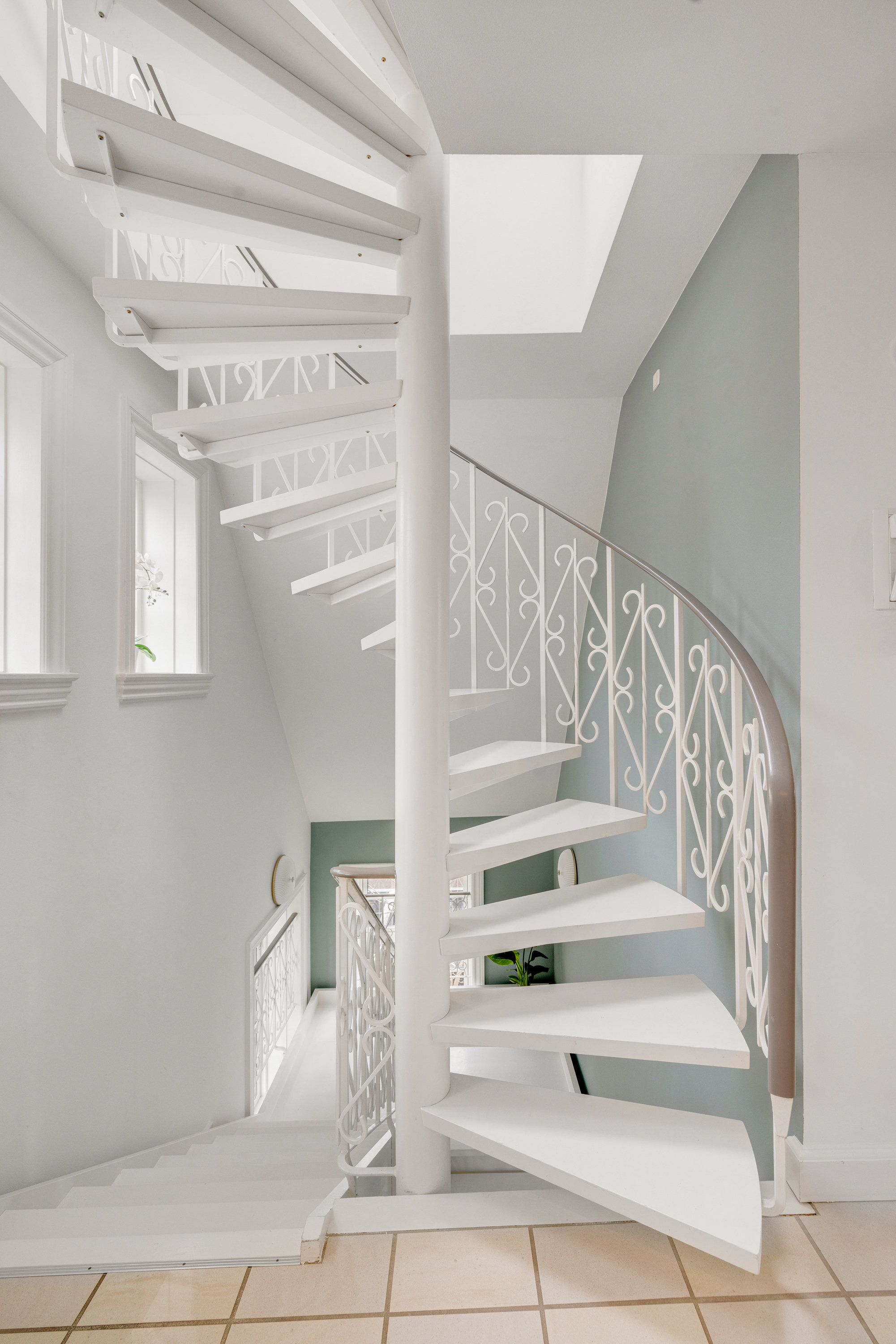 Fremhævet trappe billede i fuldskærmstilstand. Billede af Strandagervej 9, 2900 Hellerup